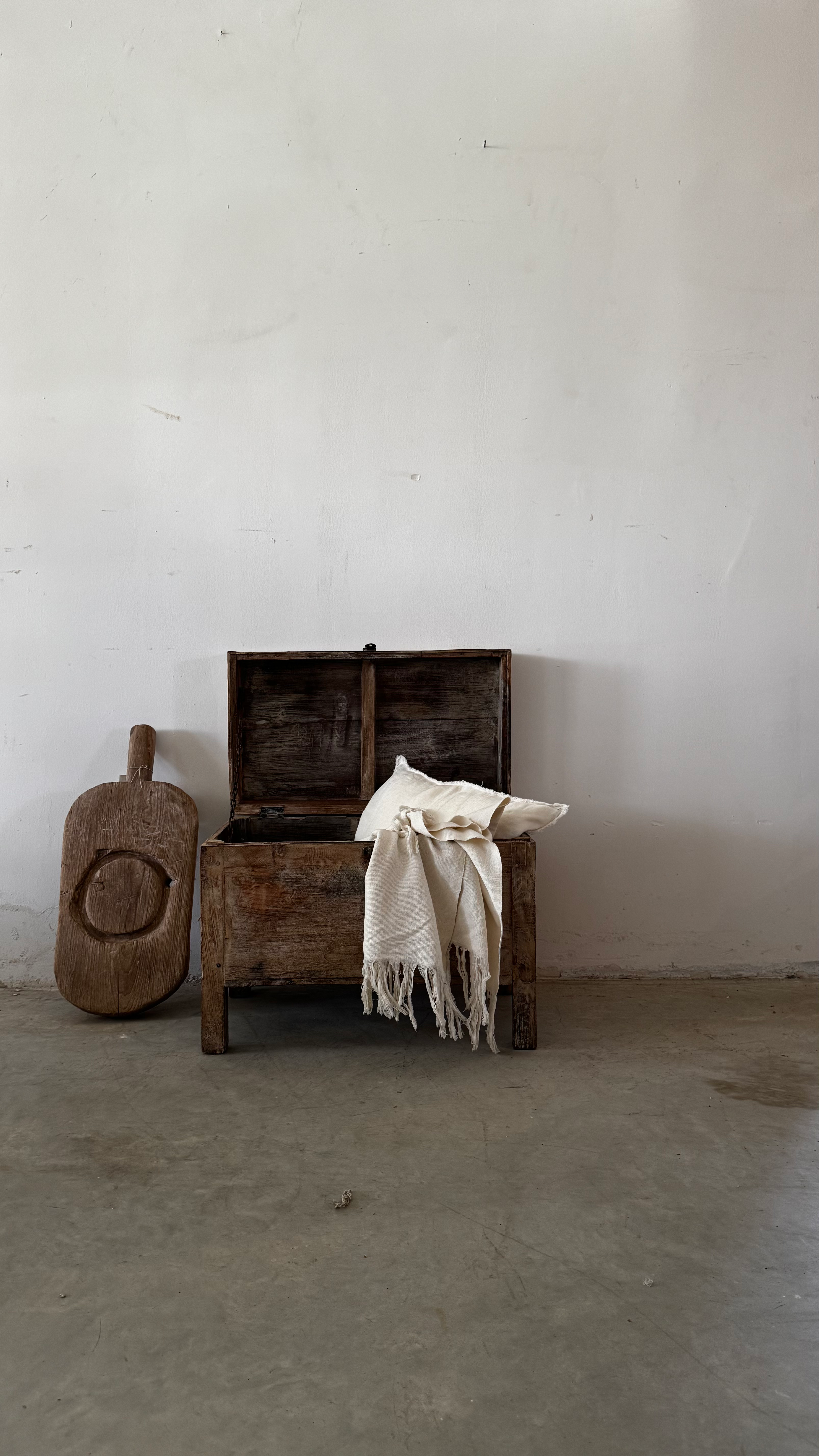 ארגז ענתיק לבן מעושן