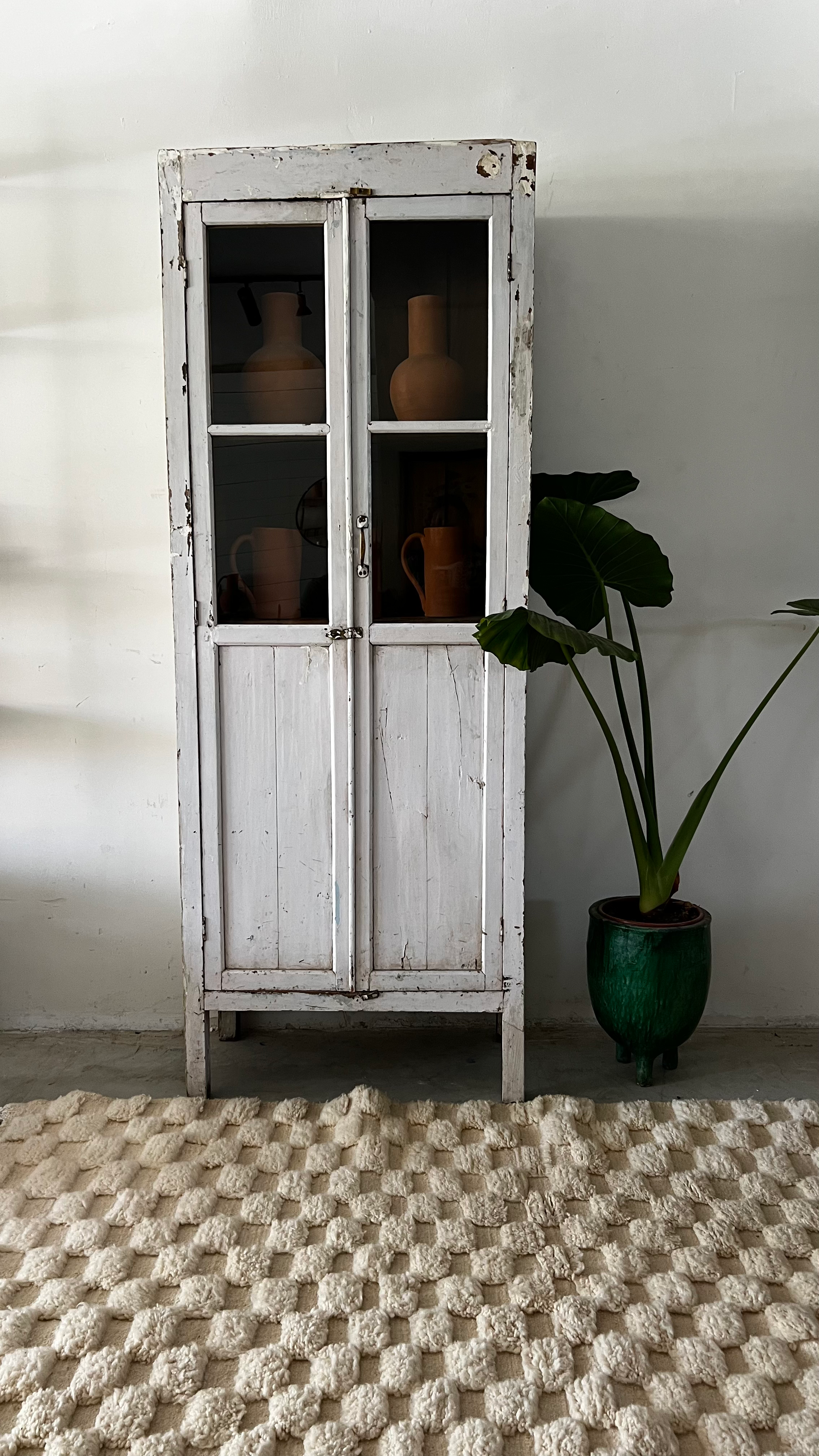 ויטרינה לבנה וואש ענתיק,2 גלתות חצי זכוכית חצי עץ מידות 76/34