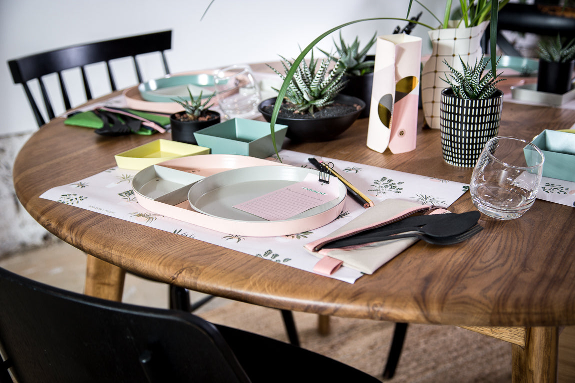 שולחן עגול מעץ אלון