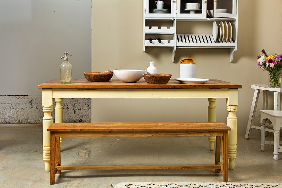 שולחן טיק רגליים מעוטרות