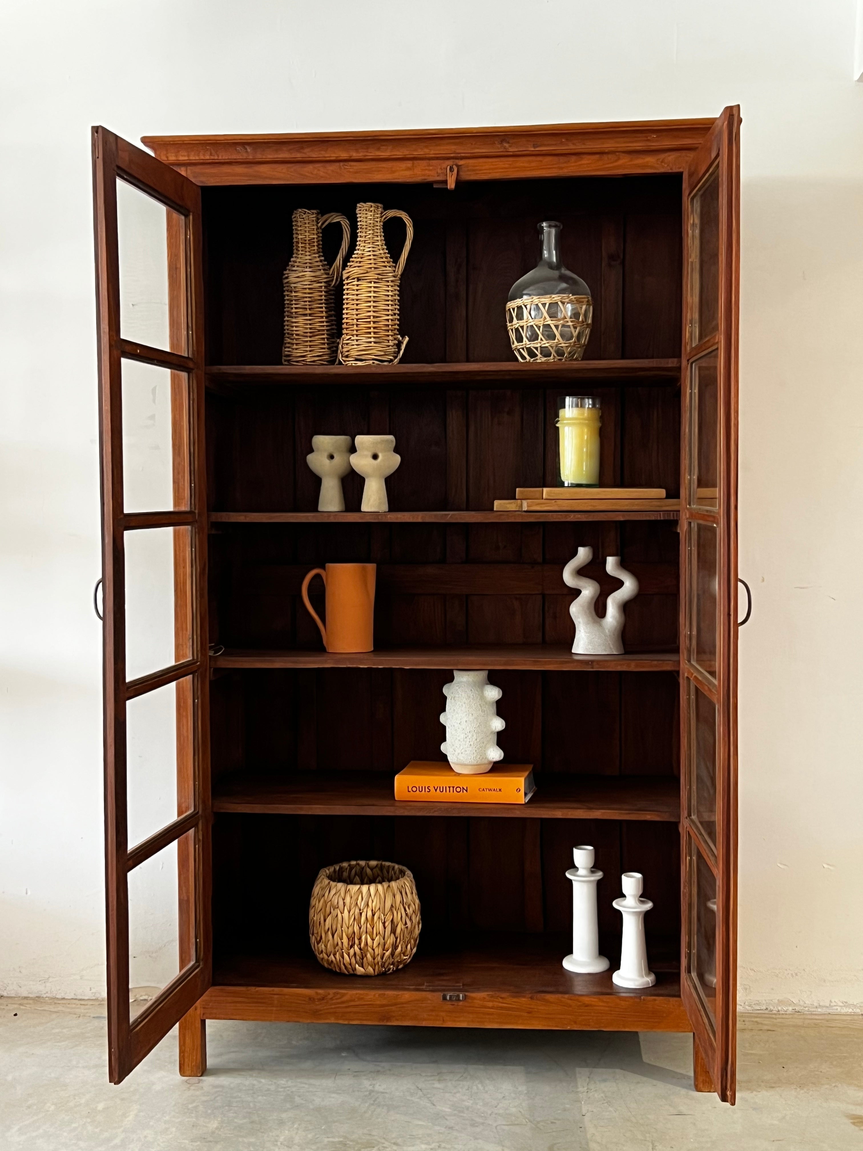 ויטרינת מדפים עתיקה,שתי דלתות זוכית חומה