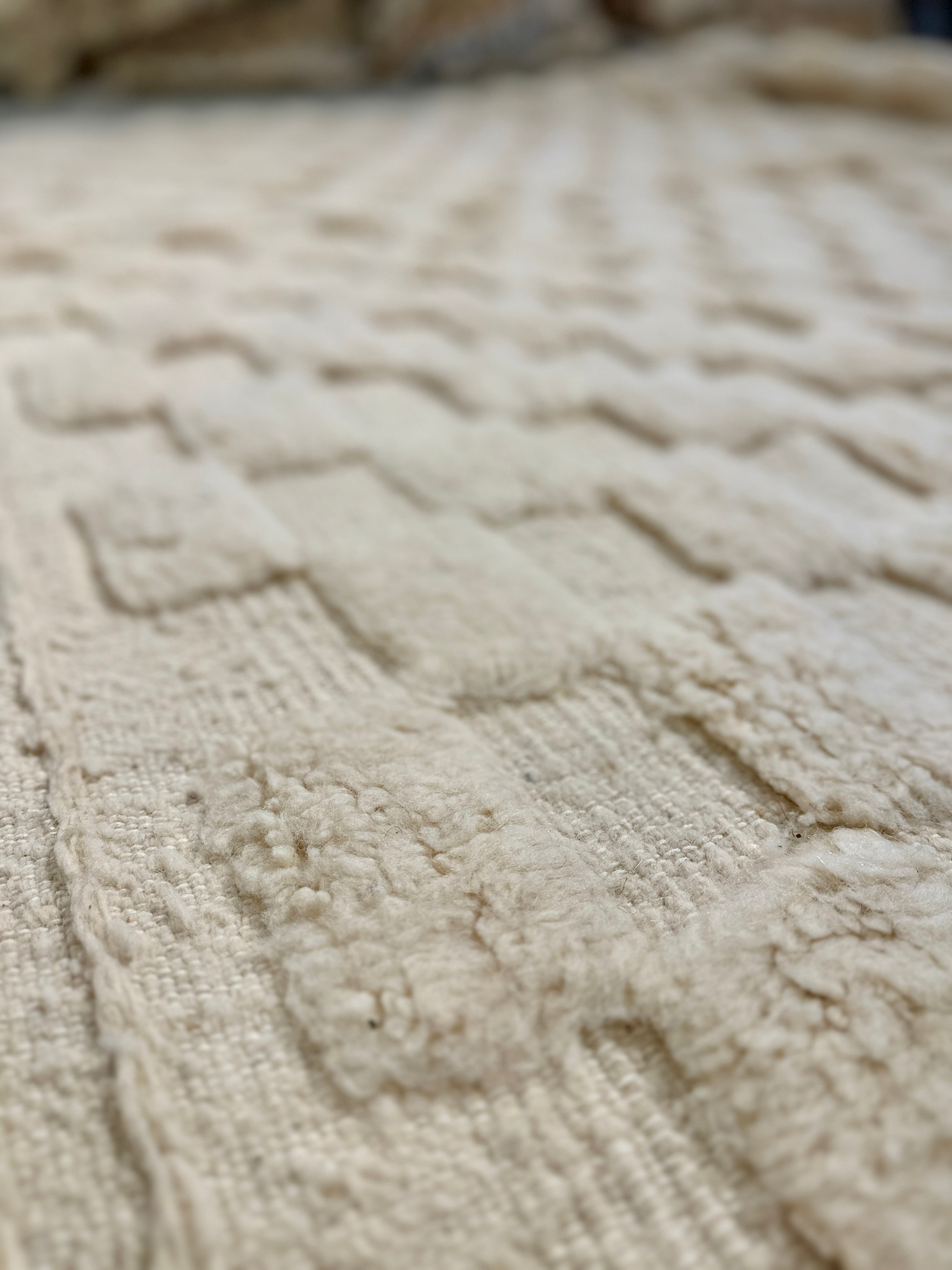 שטיח מרוקאי לבן- ריבועים