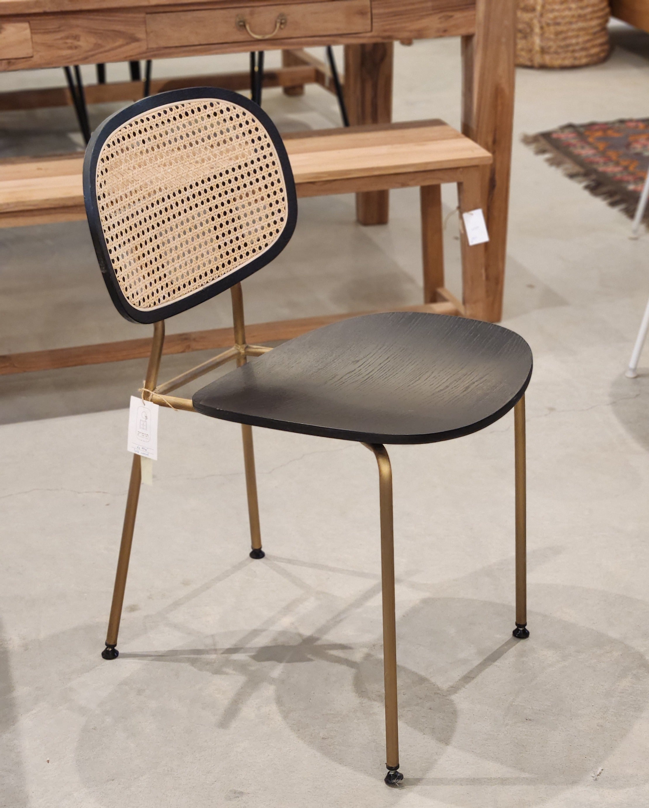 כסא ראטן שחור גוף נחושת (מתצוגה)