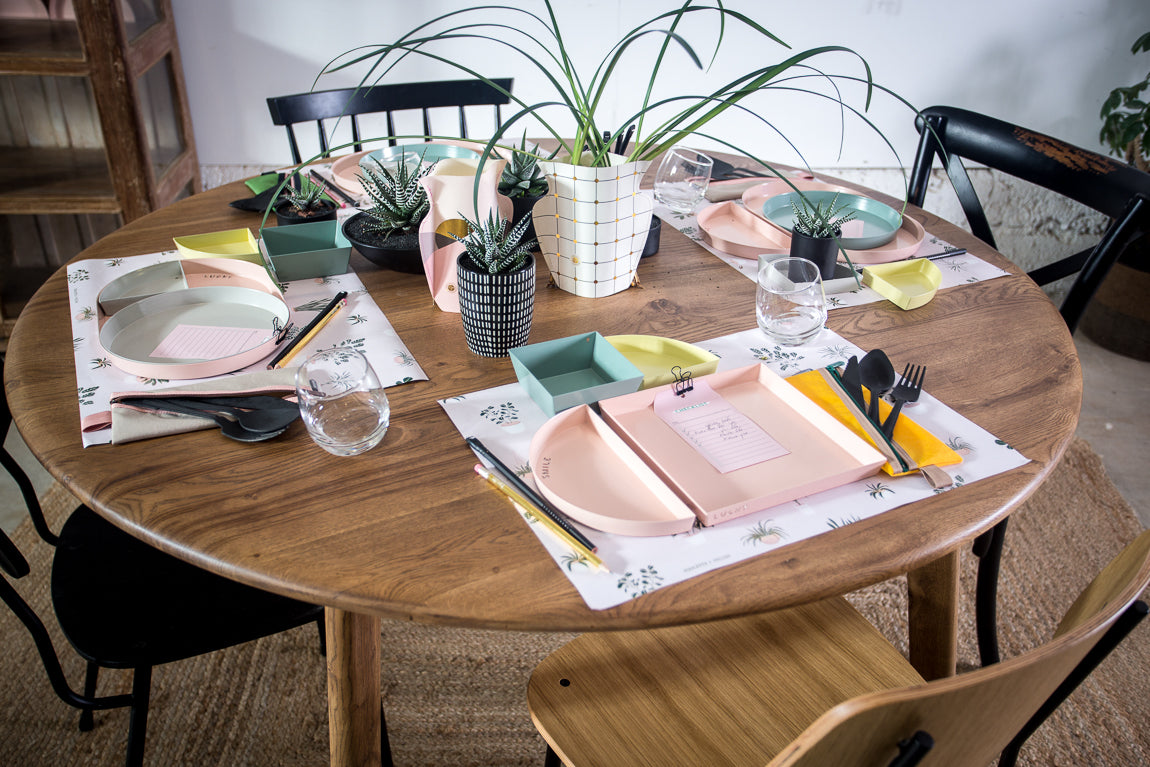 שולחן עגול מעץ אלון