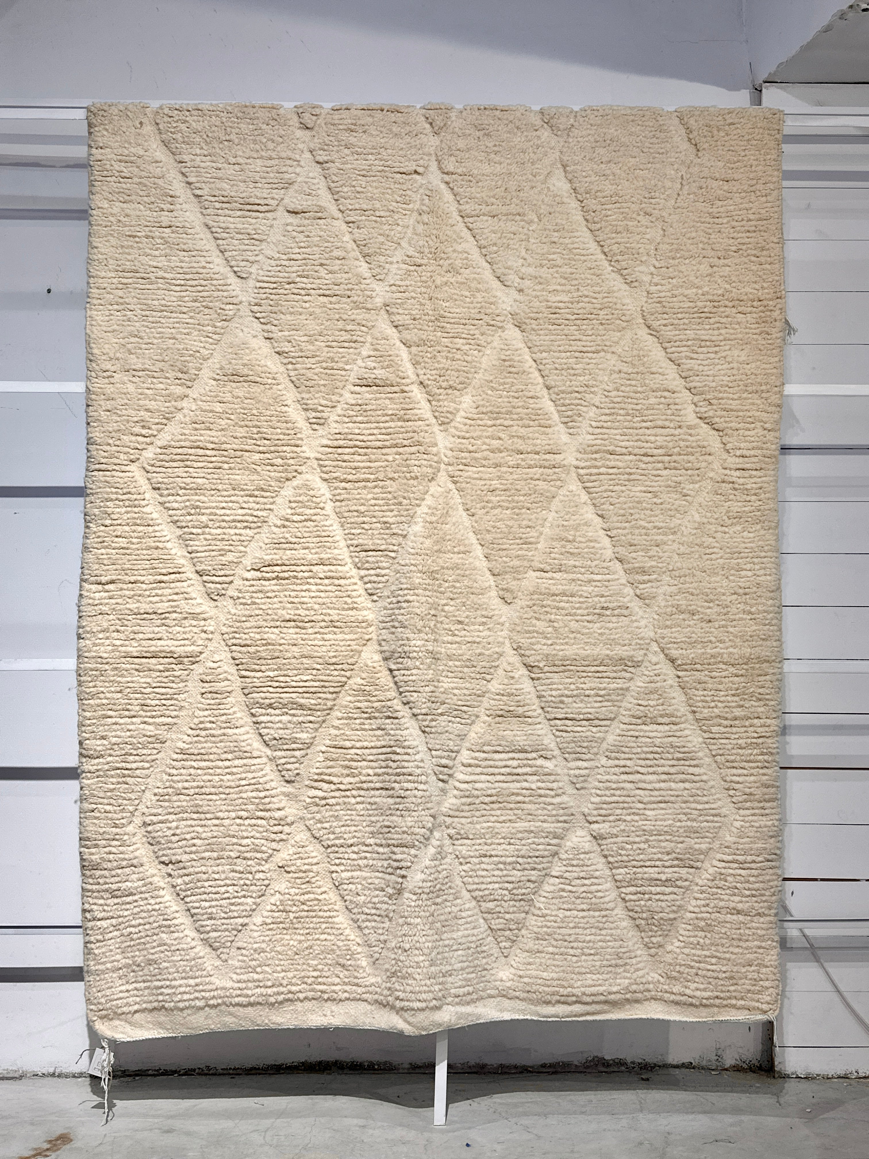 שטיח מרוקאי לבן מעויינים