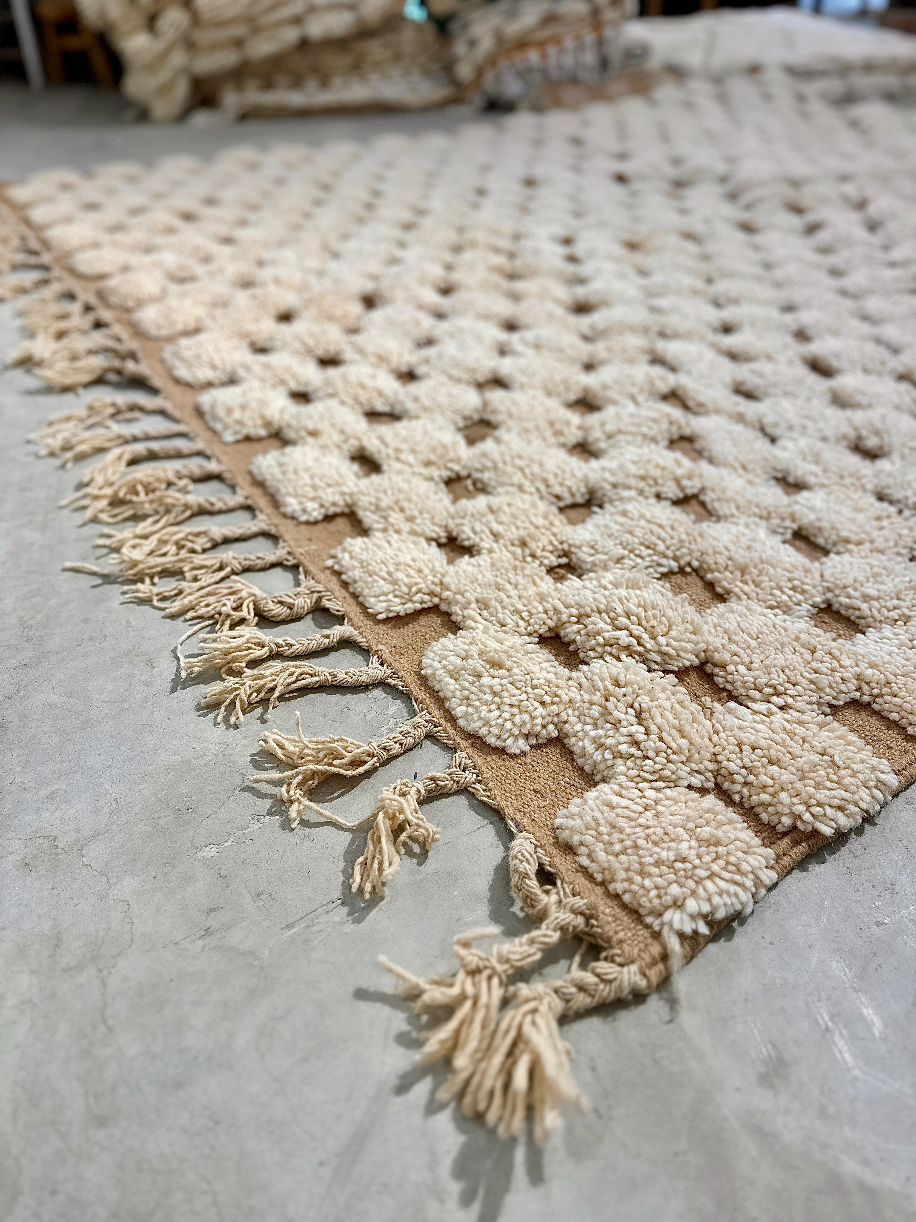 שטיח מרוקאי ריבועים בז'/לבן