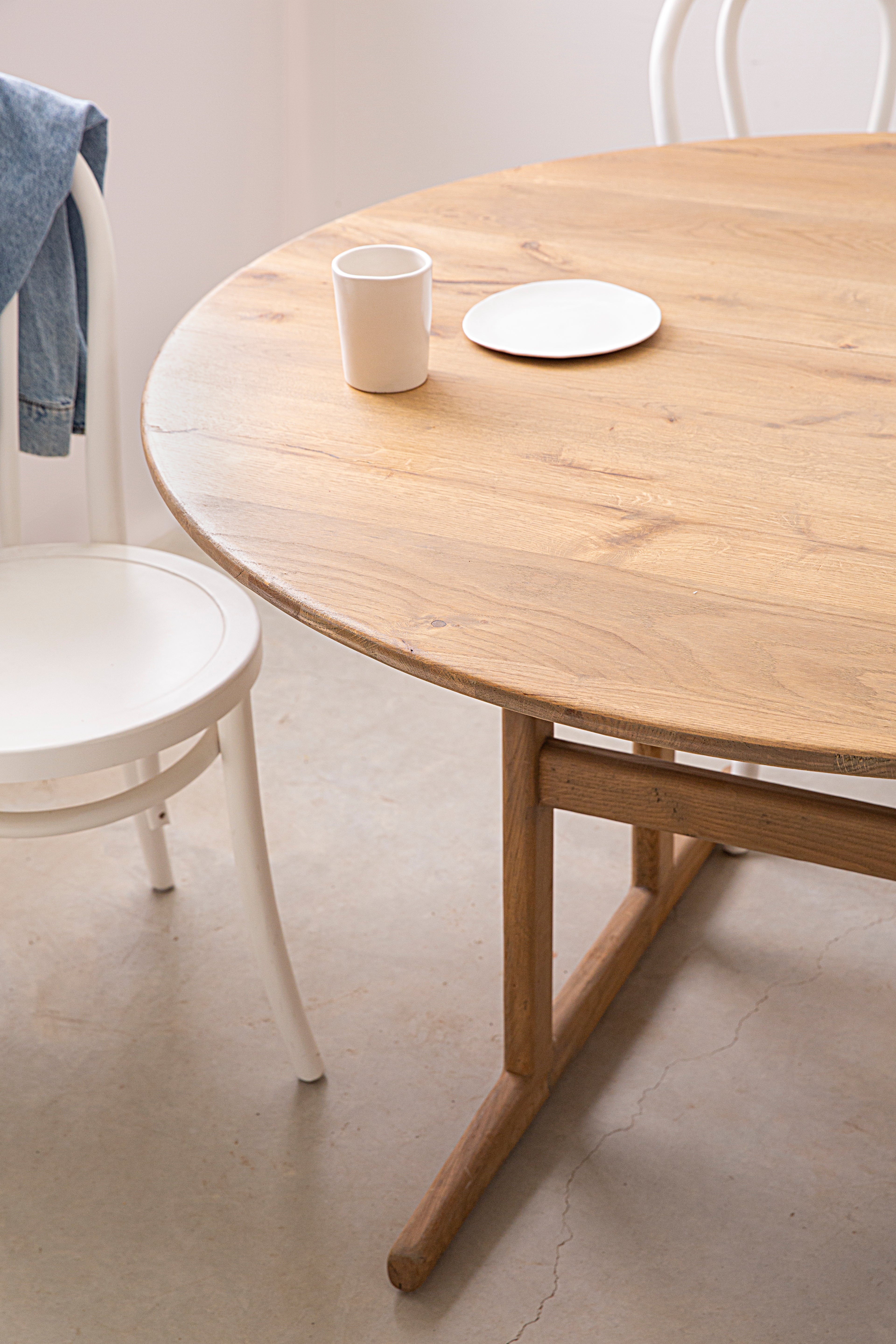 שולחן עגול רגל פנימית