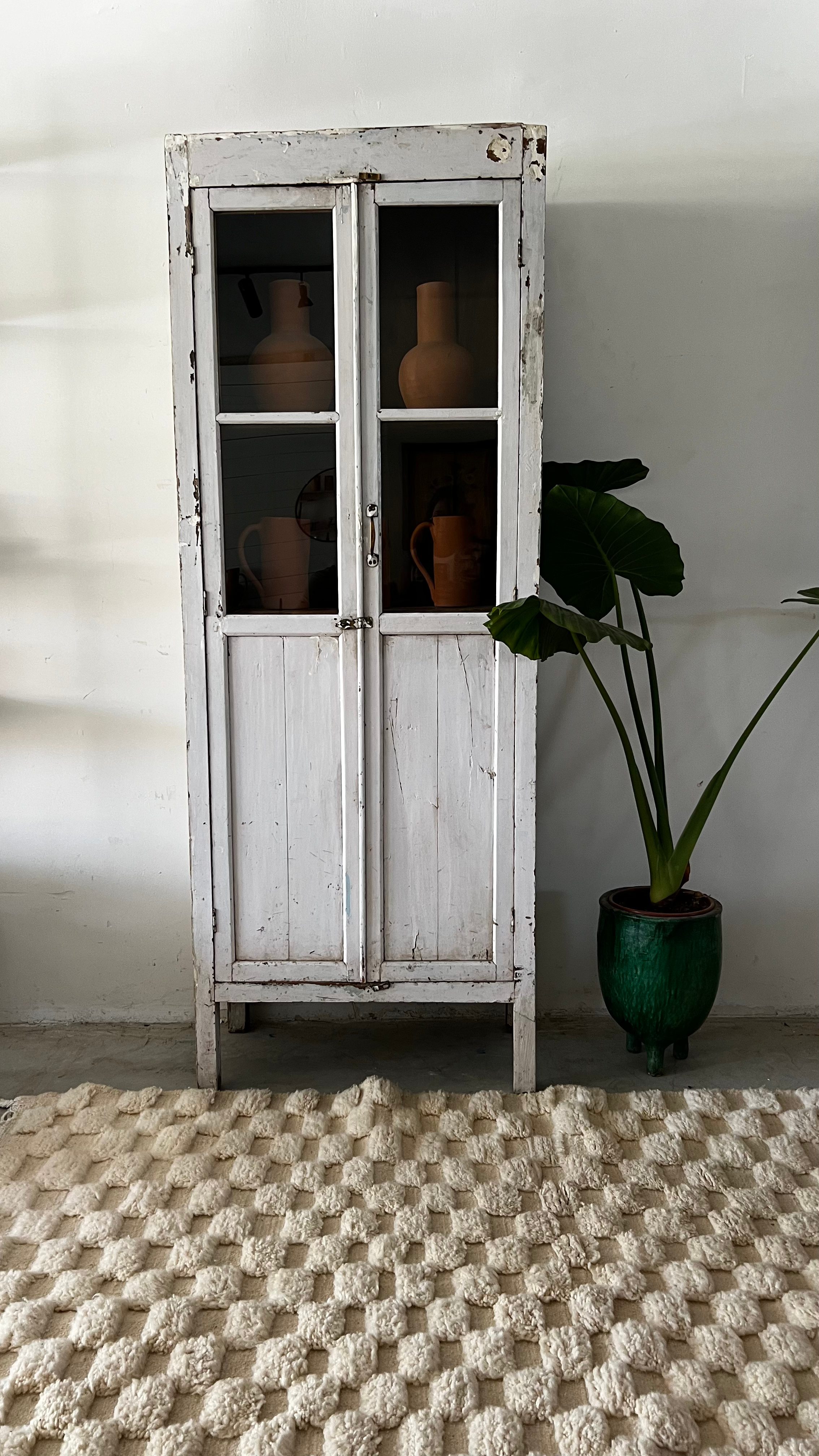 ויטרינה לבנה וואש ענתיק,2 גלתות חצי זכוכית חצי עץ מידות 76/34