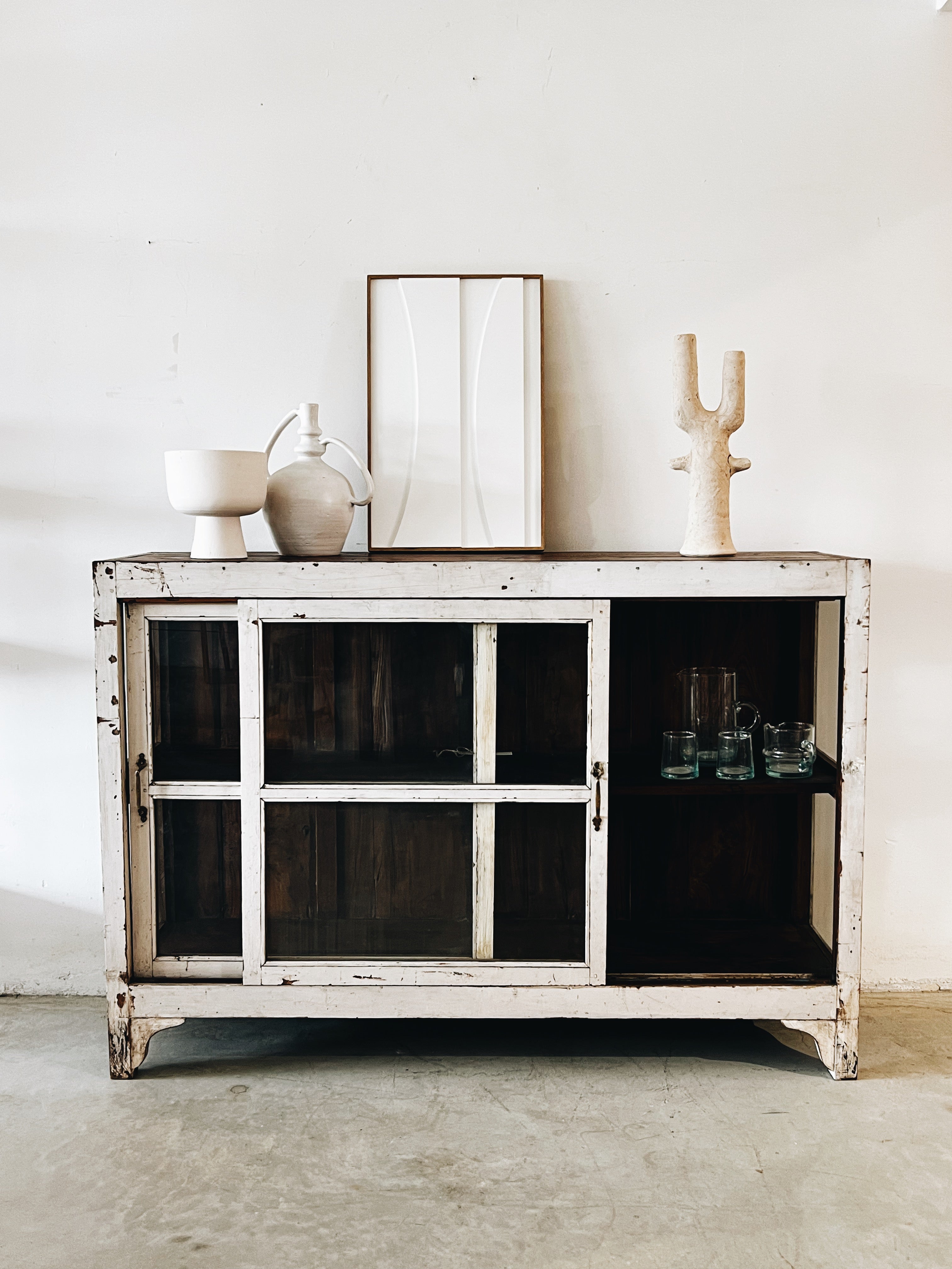 ויטרינה ענתיק לבנה דלתות הזזה זכוכית