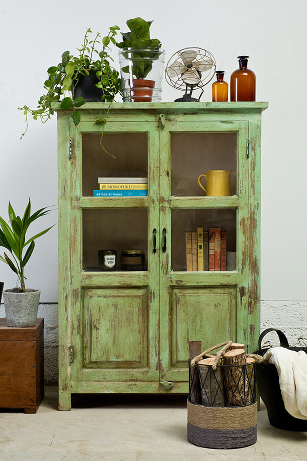 ויטרינה חצי אטומה