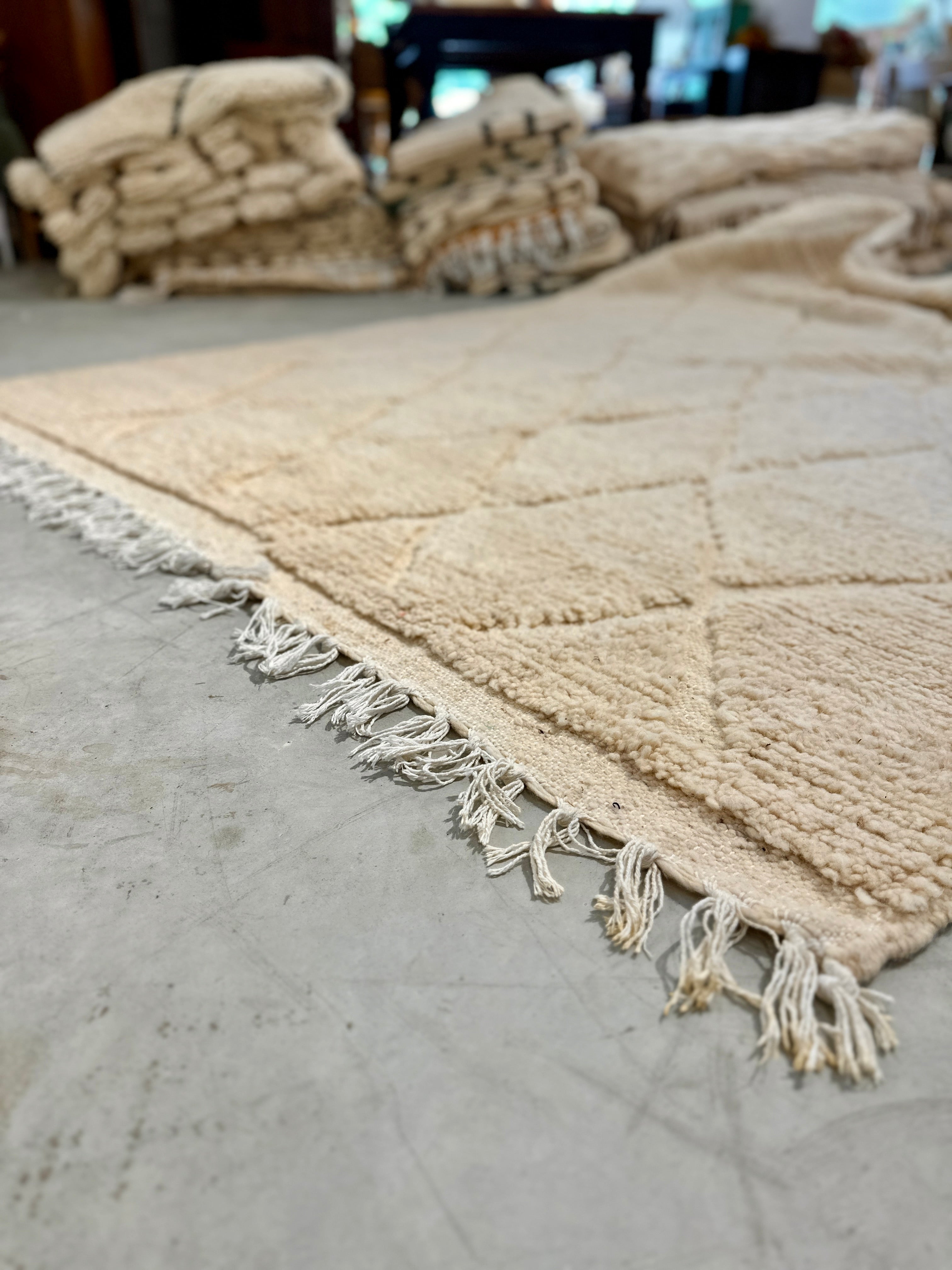 שטיח מרוקאי לבן מעויינים