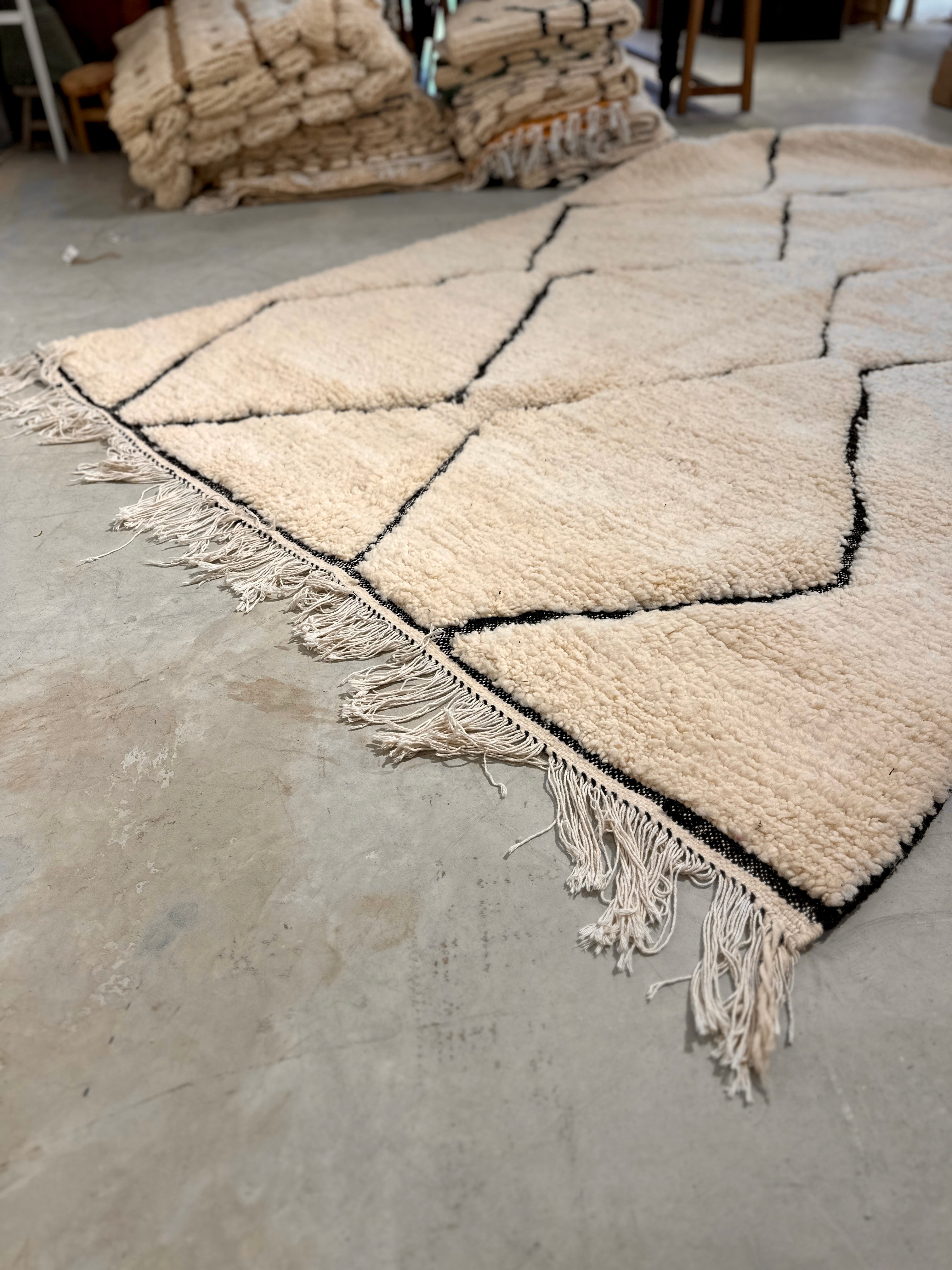 שטיח מרוקאי לבן/ שחור זיג זג