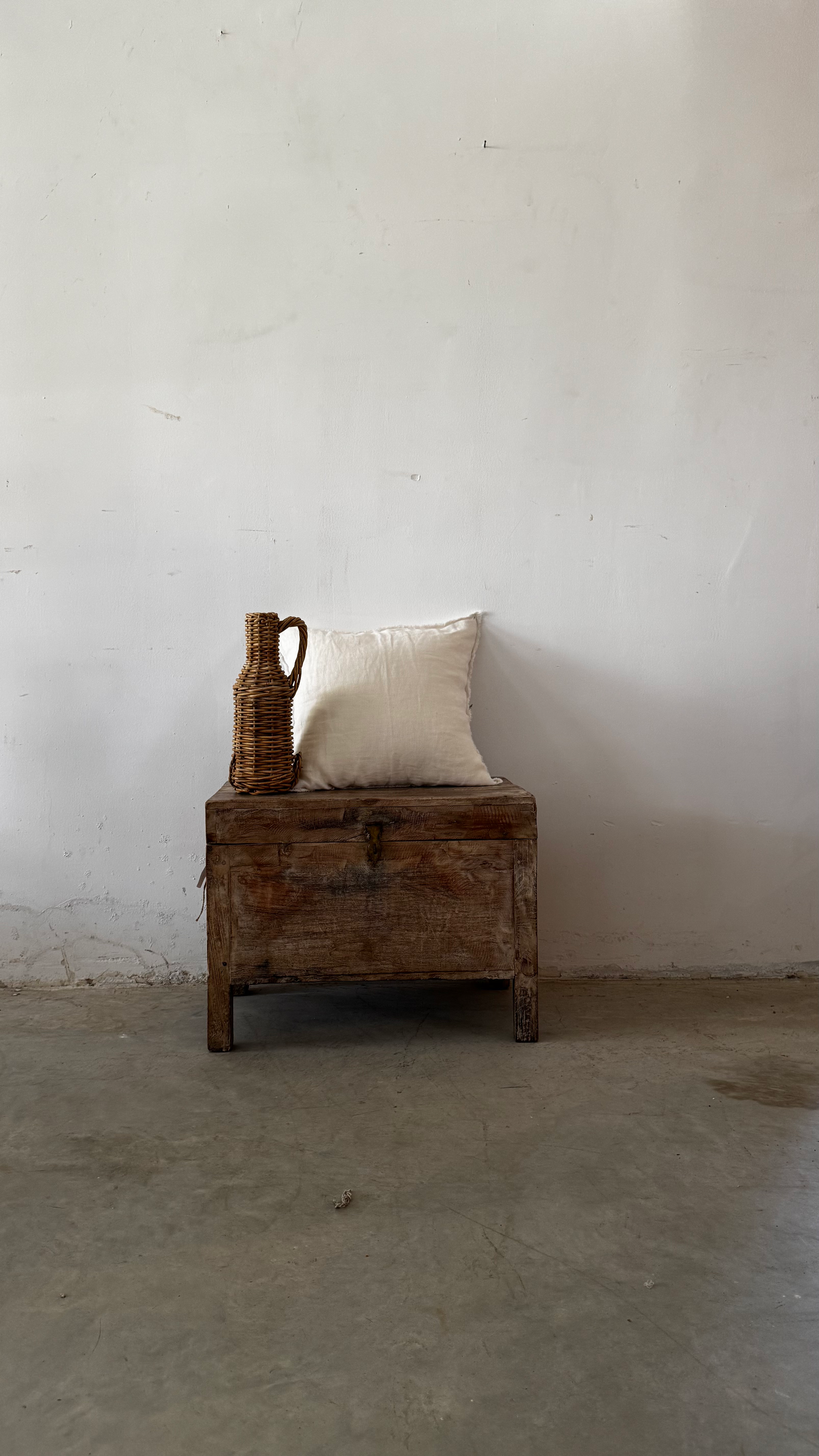 ארגז ענתיק לבן מעושן