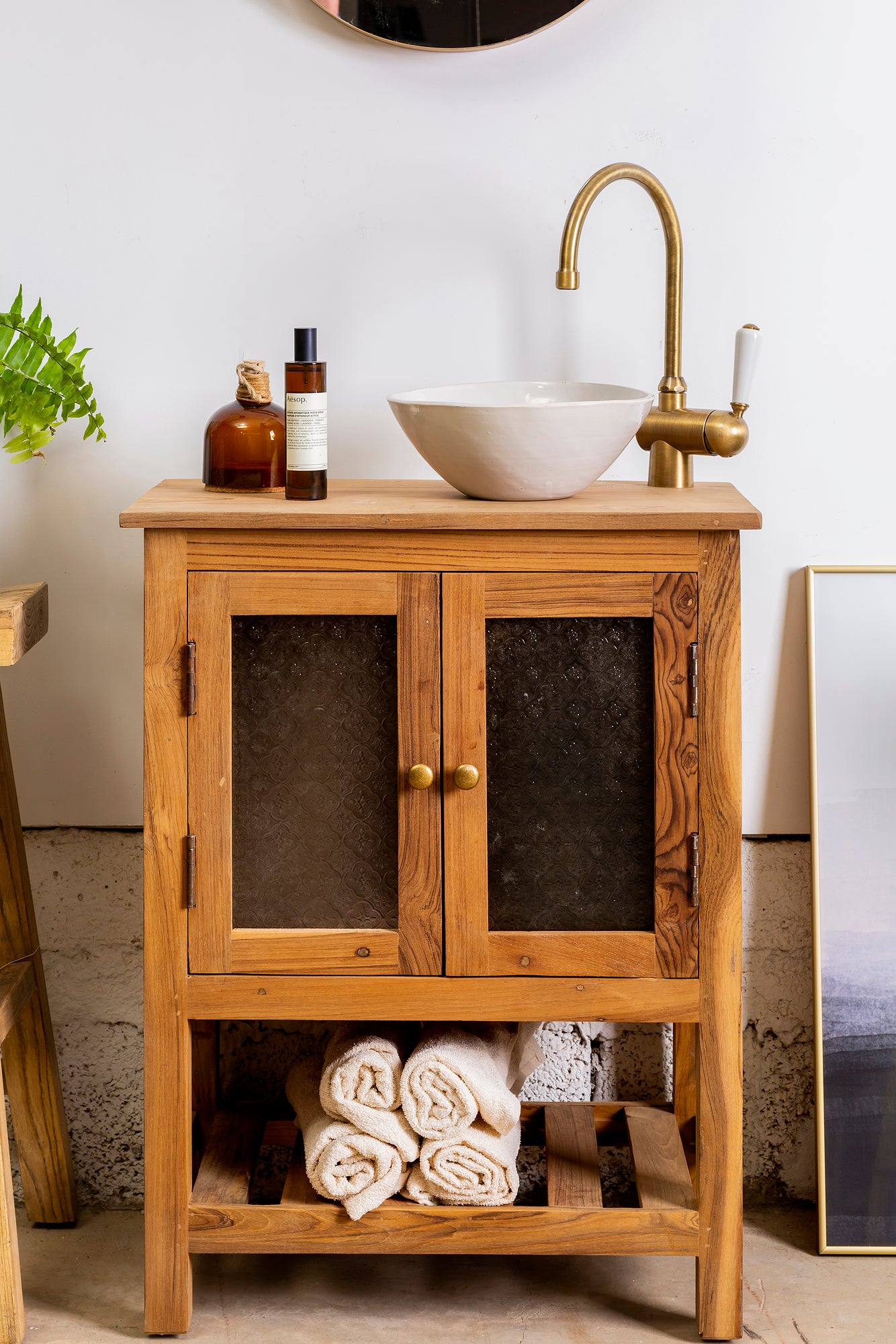 שידת רחצה קטנה