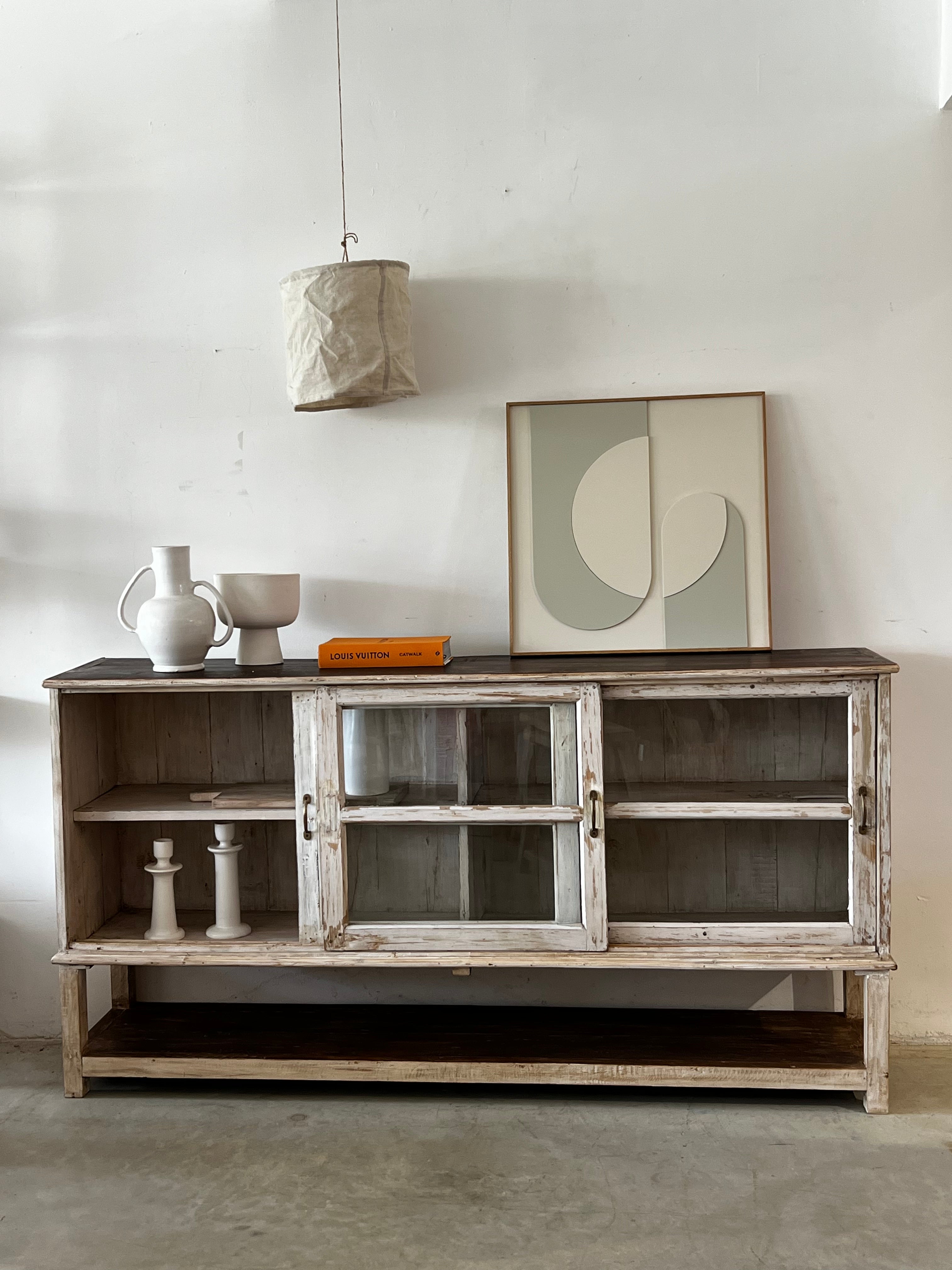 ויטרינה לבנה עתיקה ,דלתות הזזה זכוכית אחת ומיוחדת במינה