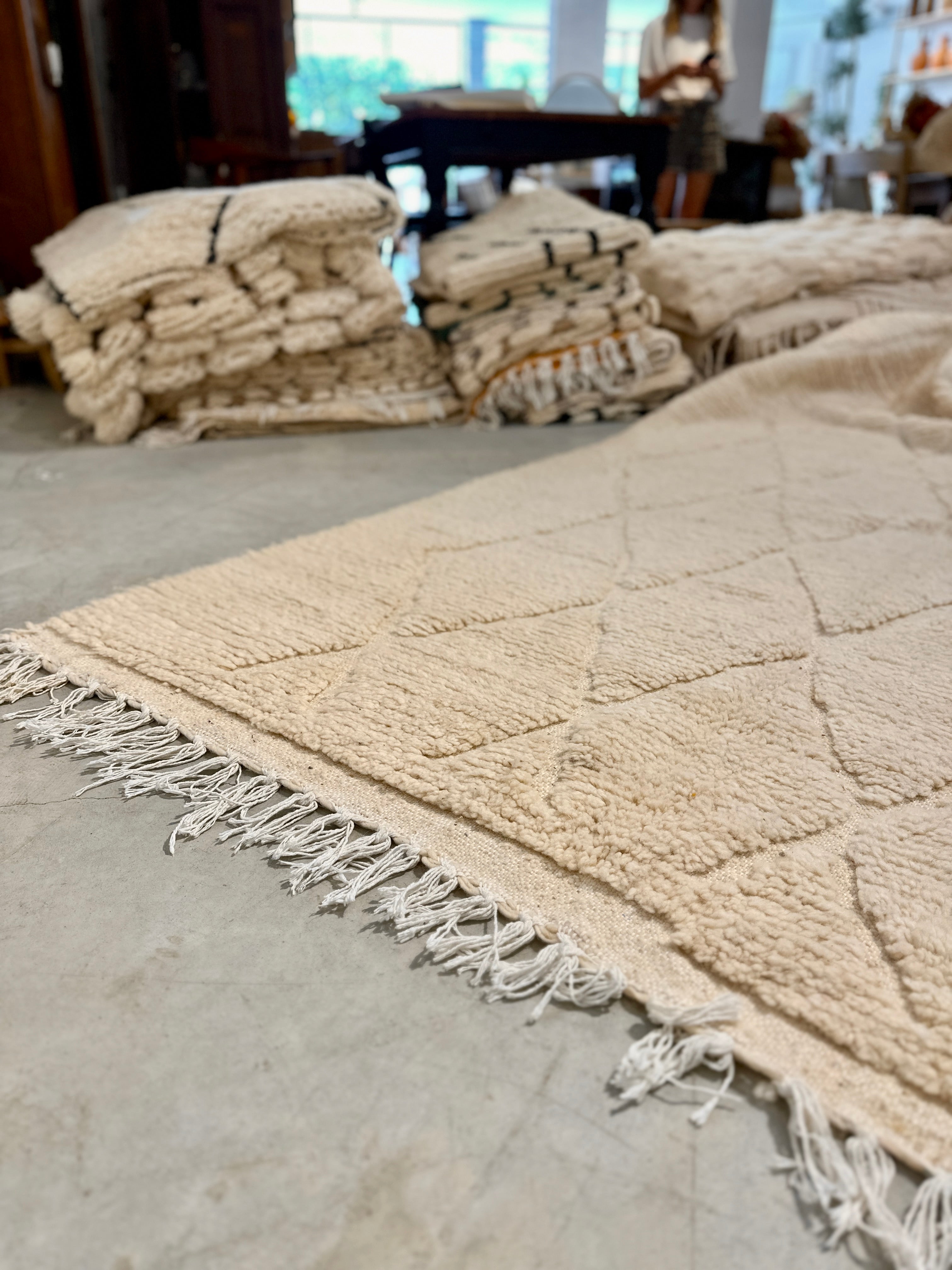 שטיח מרוקאי לבן מעויינים