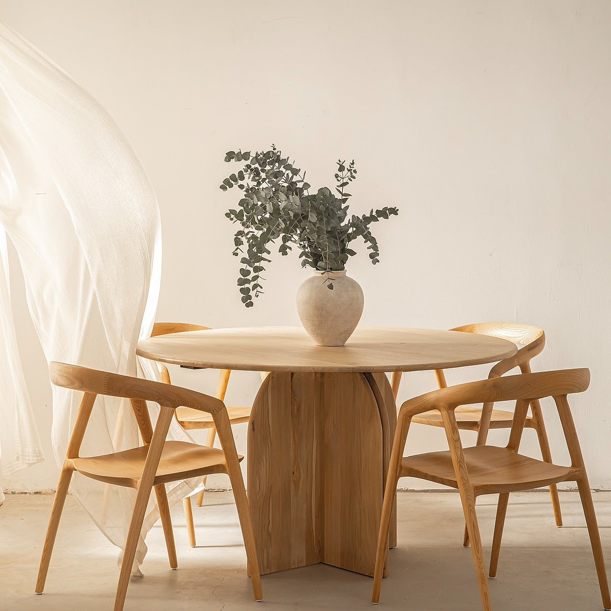 שולחן עגול שוודי