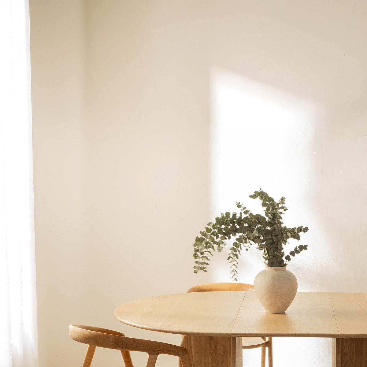 שולחן עגול שוודי