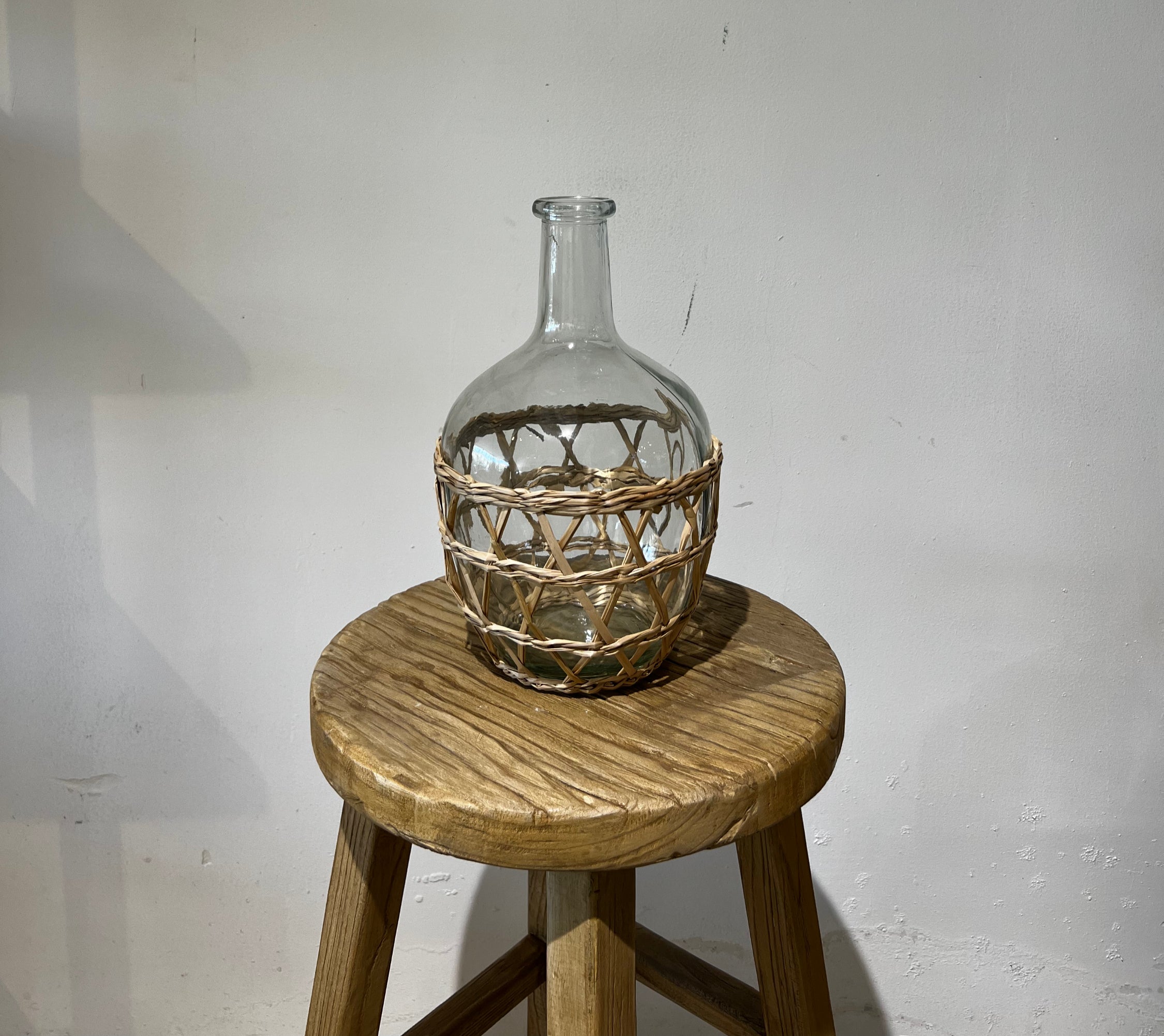 אגרטל שקוף בשילוב קש