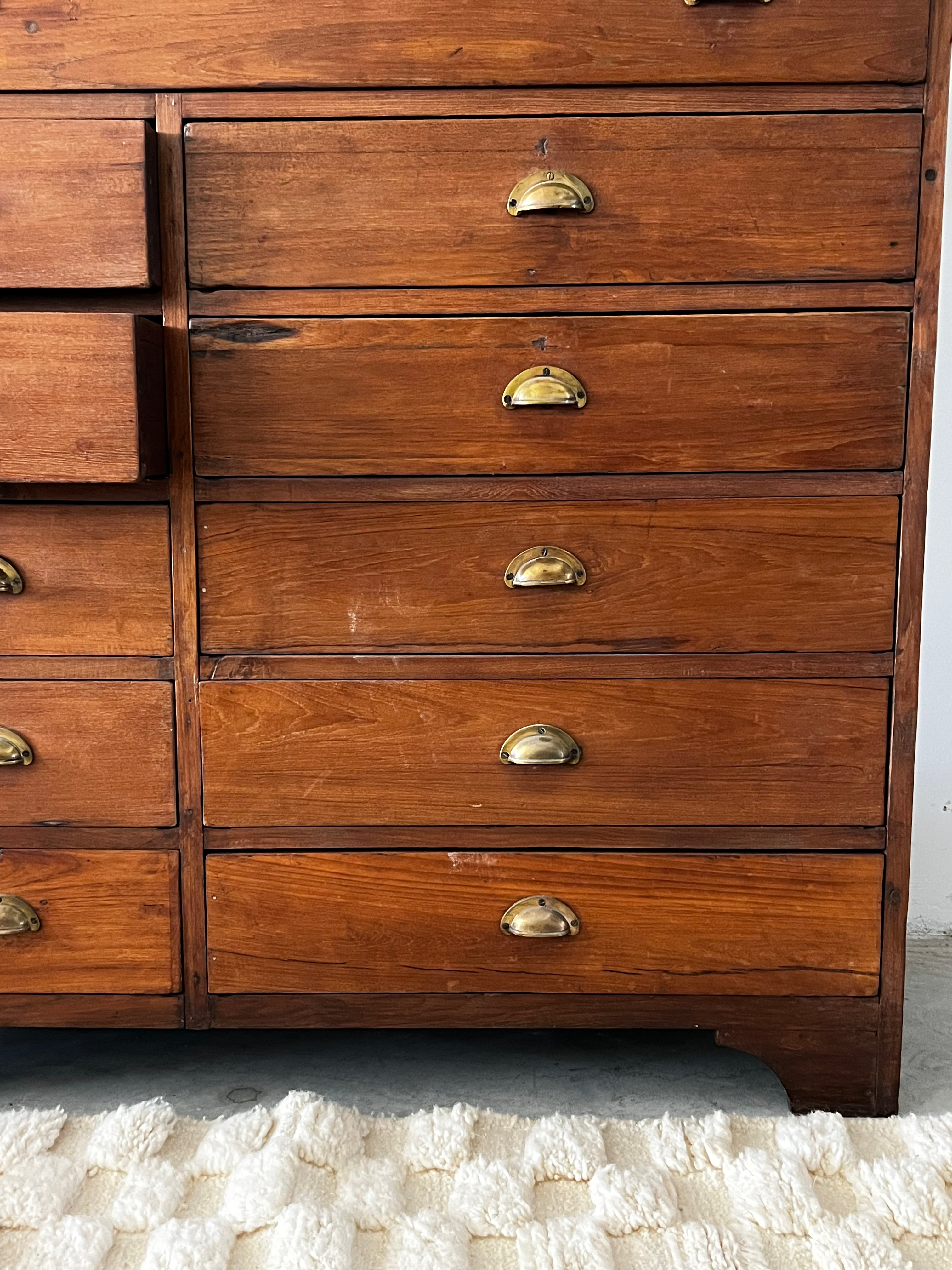 שידת מגירות ענתיק ,ידיות זהב נמאט