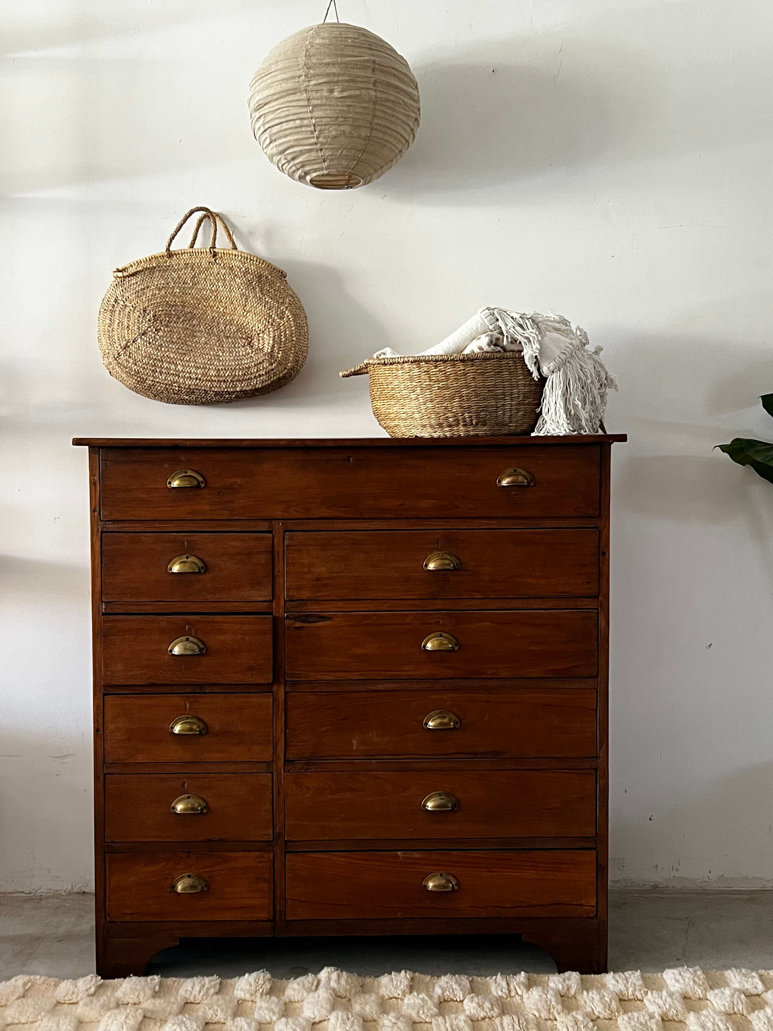 שידת מגירות ענתיק ,ידיות זהב נמאט