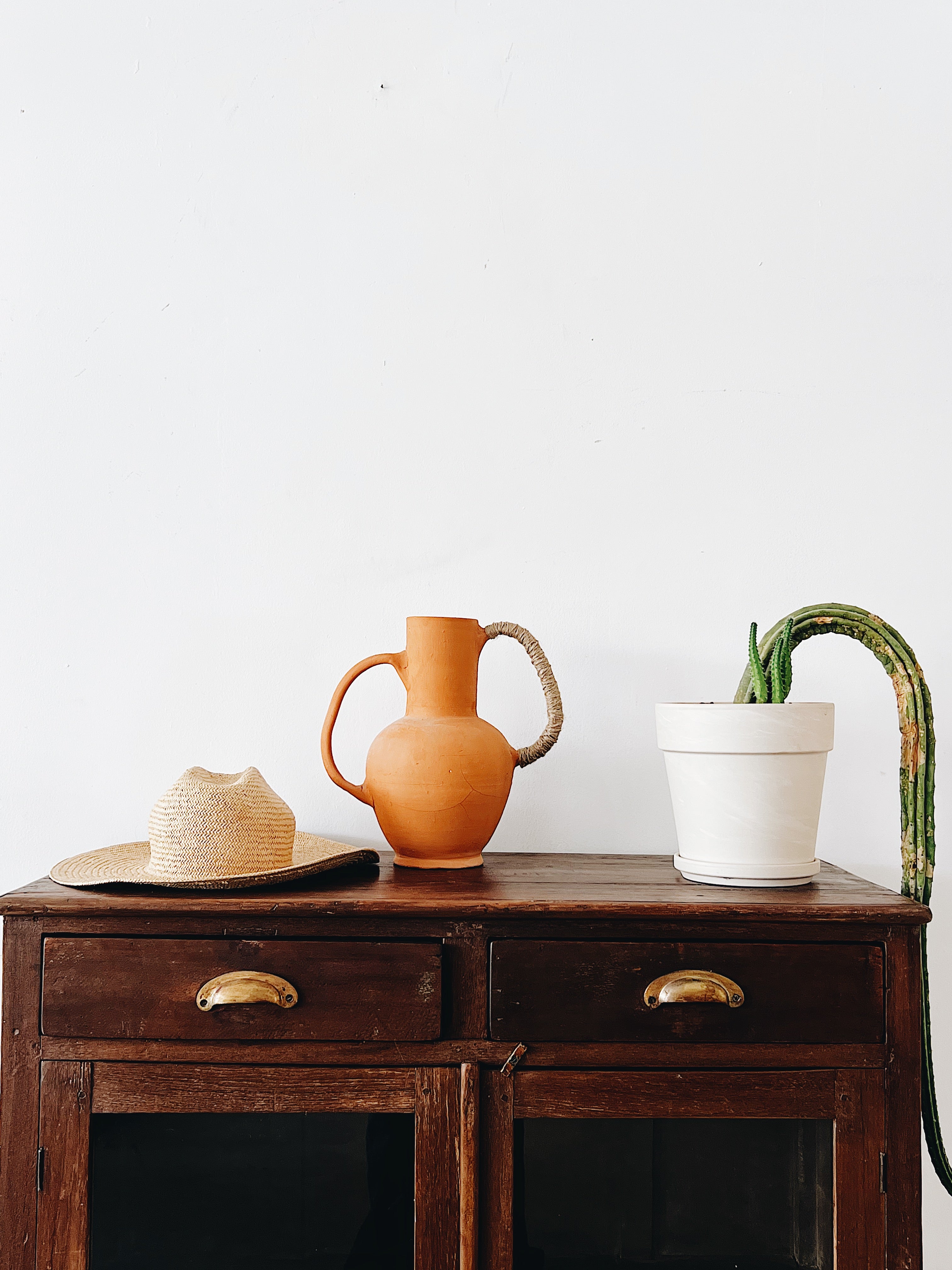 ויטרינה עץ מלא  ענתיק,עם 2 מגירות ו2 דלתות