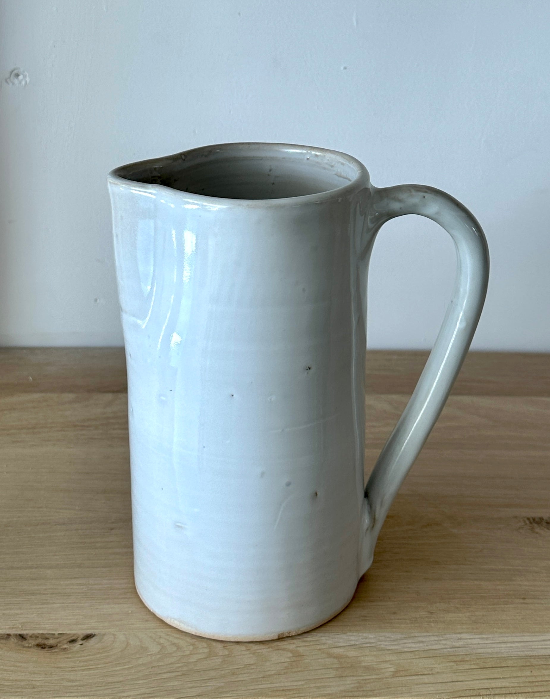 אגרטל חרס לבן עם ידית