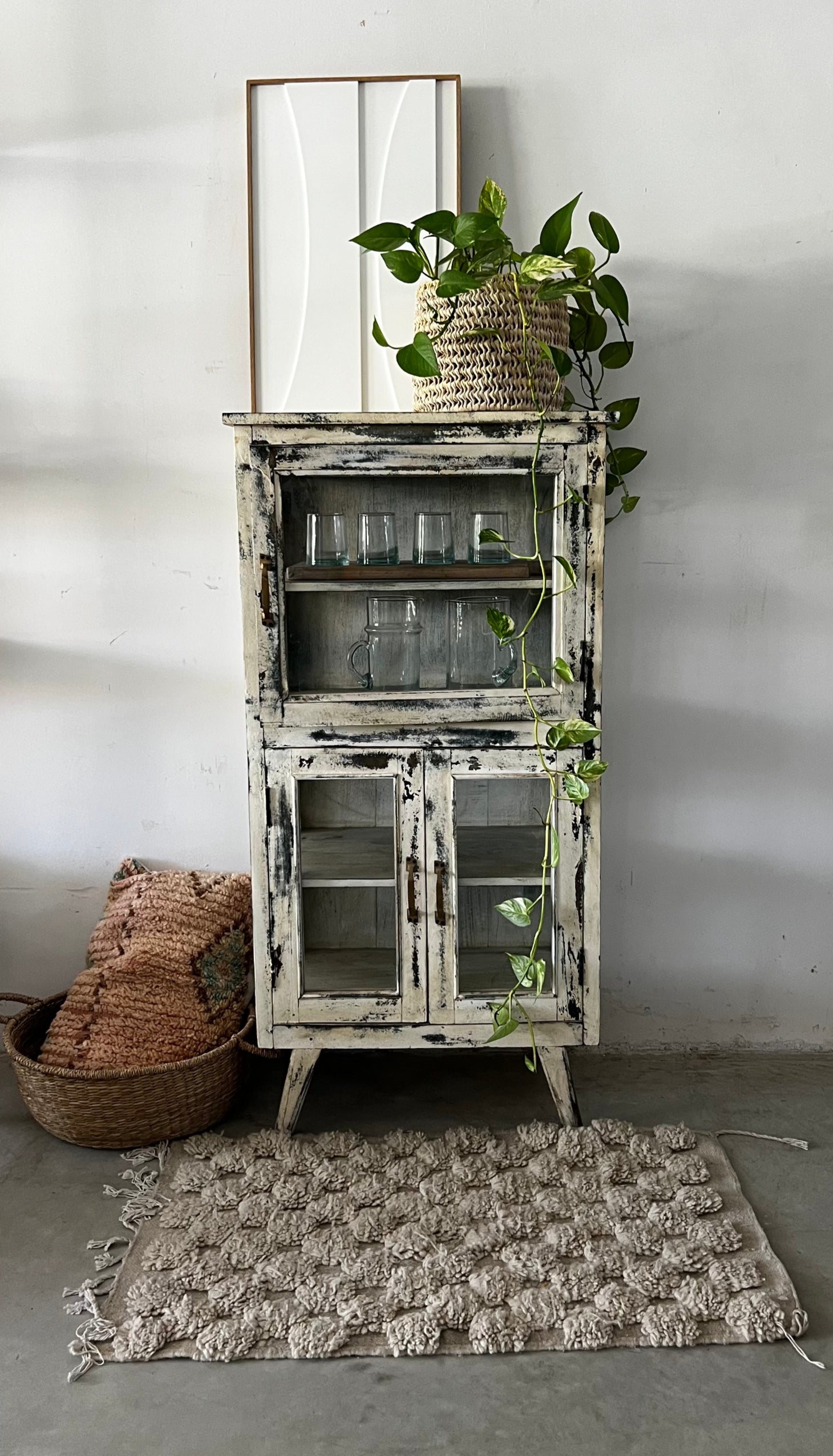 שידת ויטנג' ענתיק לבנה שיופים במבנה יחודי