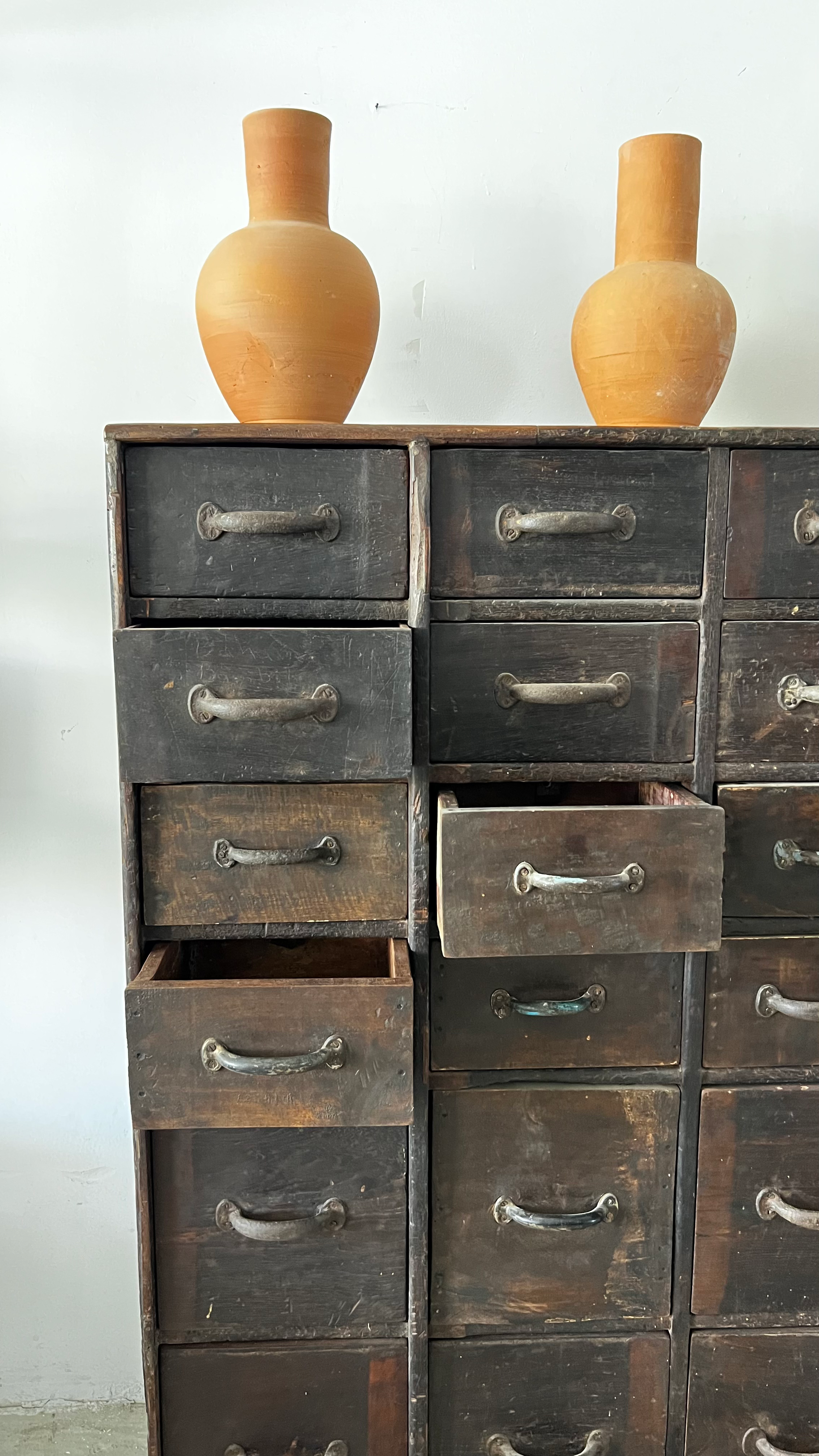 1.20/31  שידת מולטי מגירות ענתיק,יחודית ביופיה