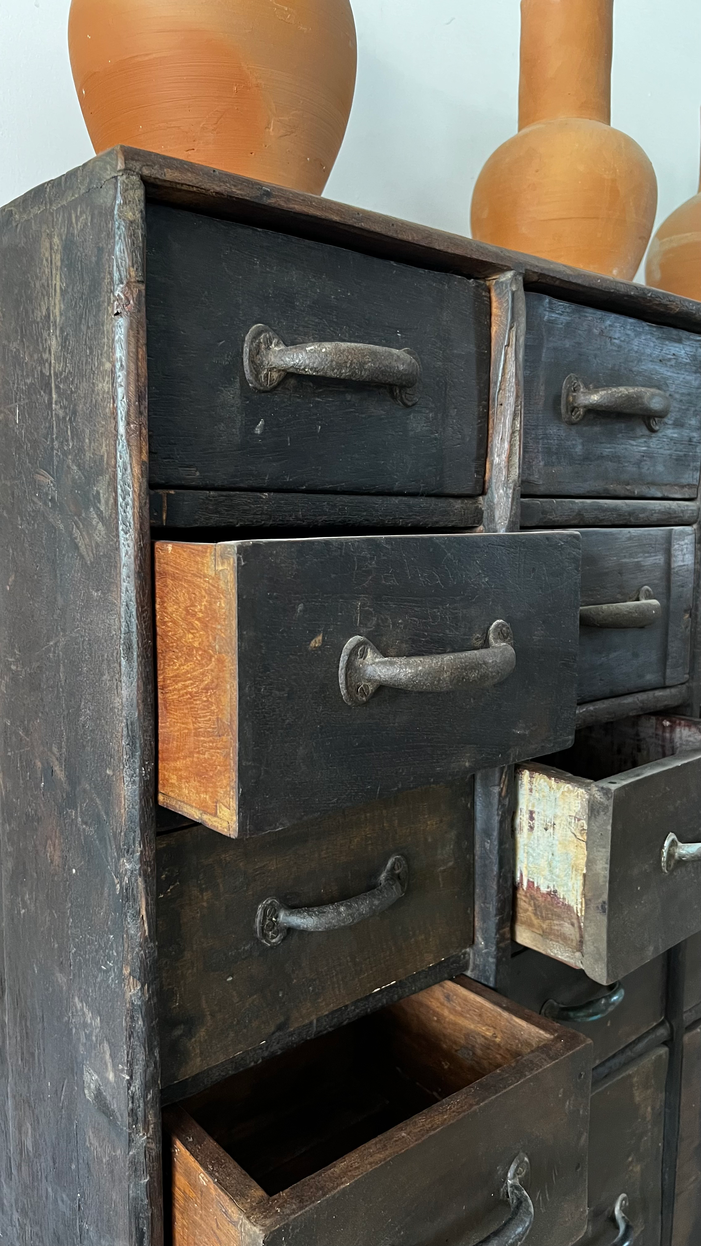 1.20/31  שידת מולטי מגירות ענתיק,יחודית ביופיה