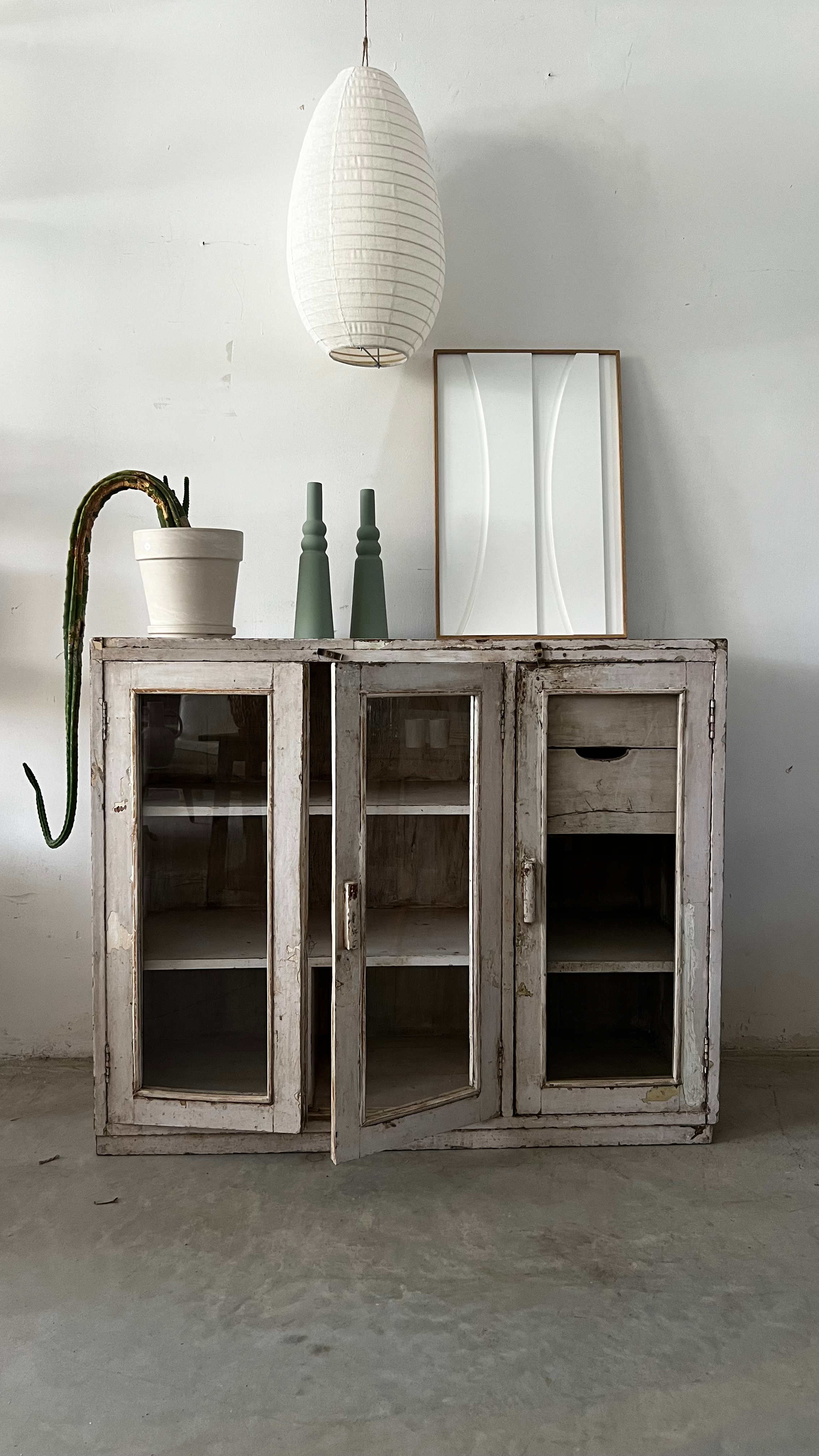 ויטרינה ענתיק לבנה עם מגירות עליוניות