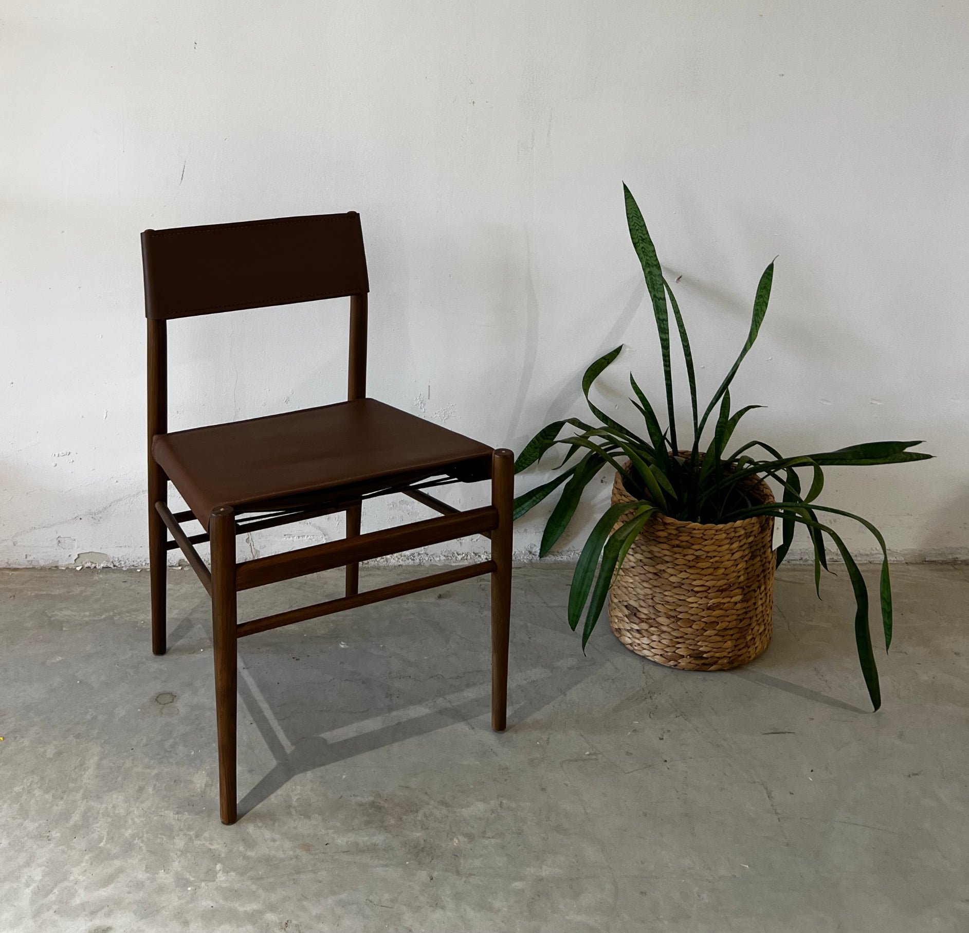 כסא אגוז משולב עור