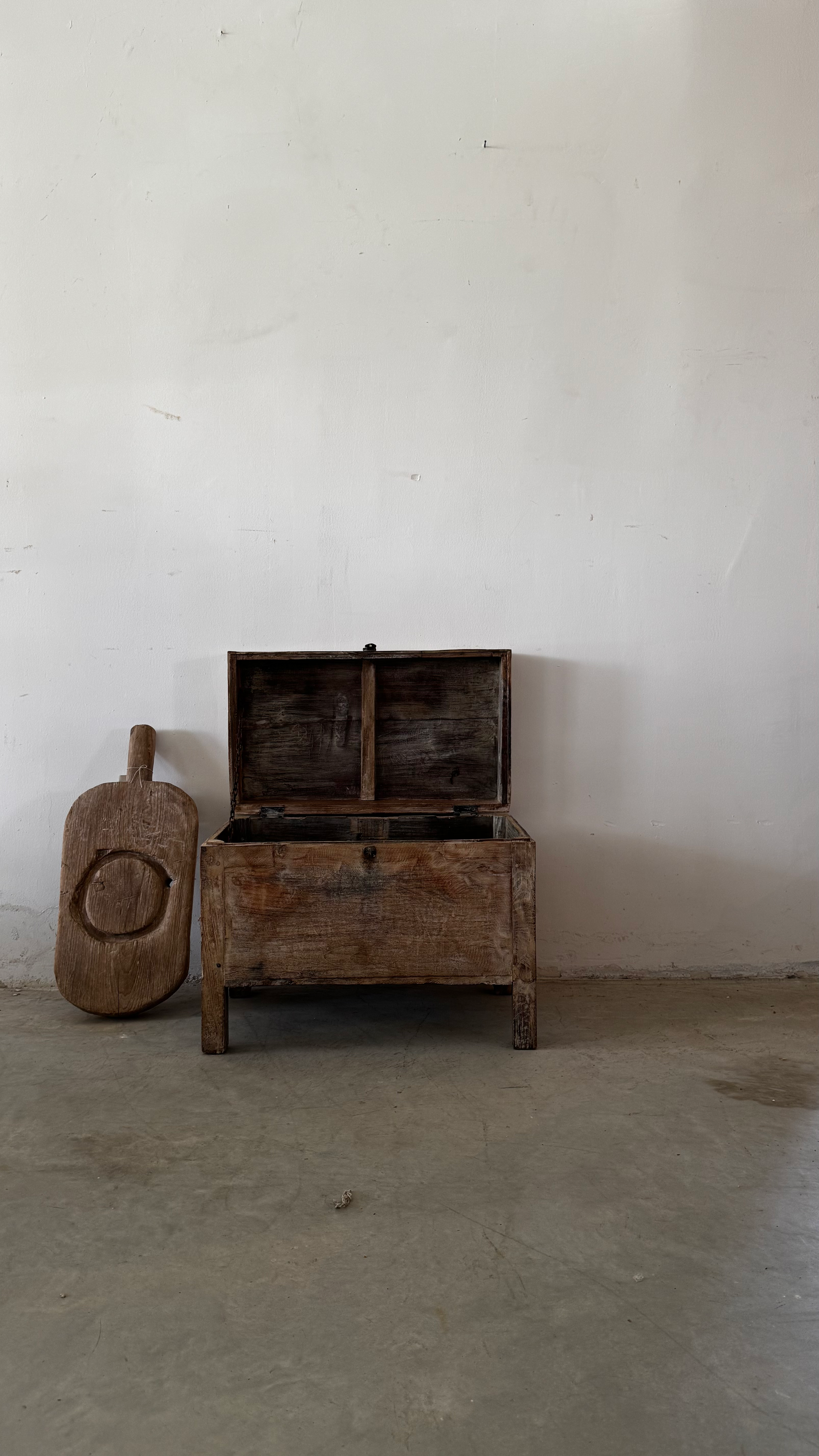 ארגז ענתיק לבן מעושן