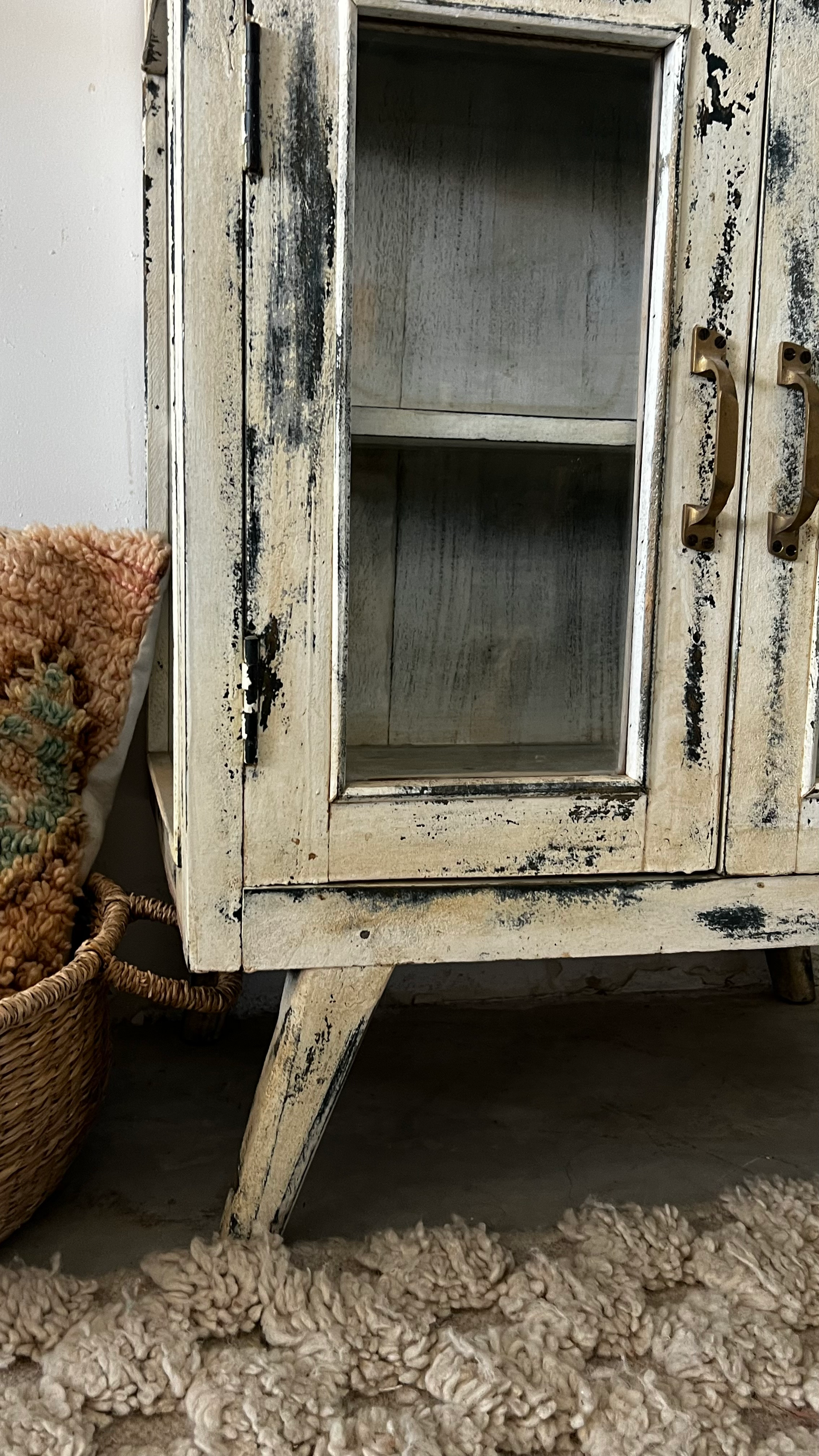 שידת ויטנג' ענתיק לבנה שיופים במבנה יחודי