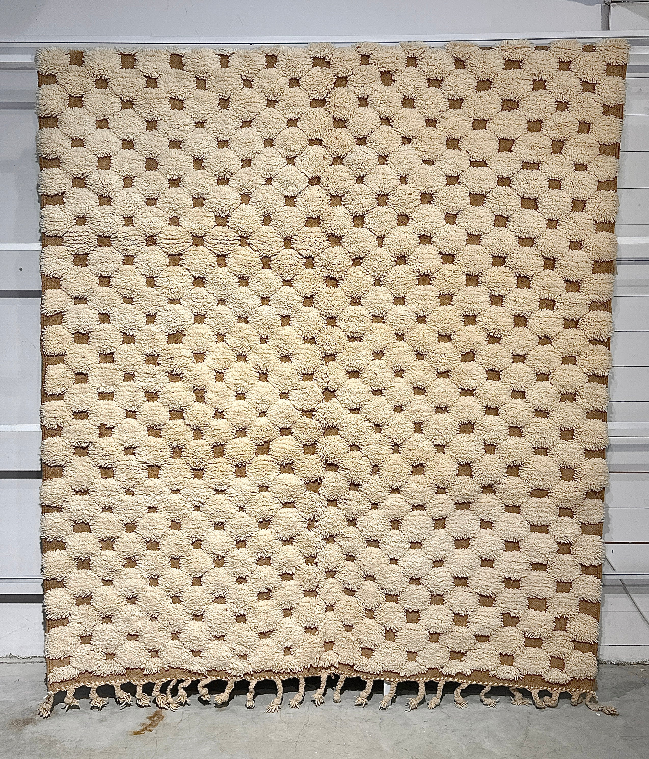 שטיח מרוקאי ריבועים בז'/לבן