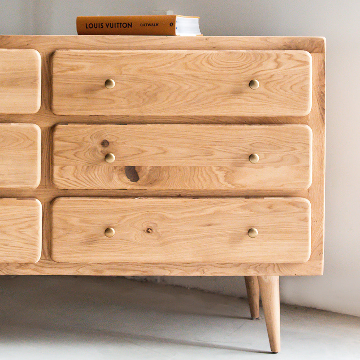 שידת מגירות מעץ אלון