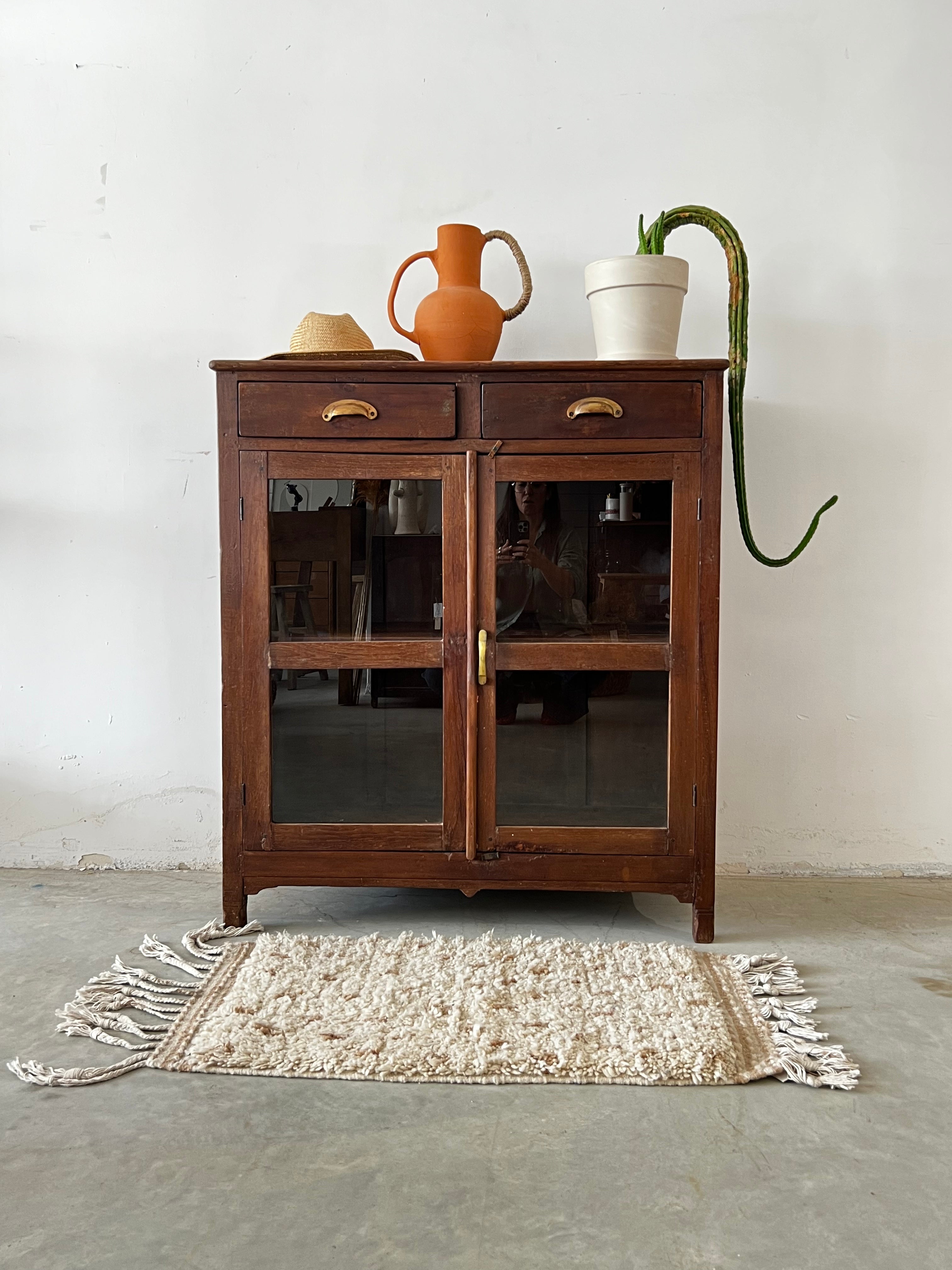 ויטרינה עץ מלא  ענתיק,עם 2 מגירות ו2 דלתות