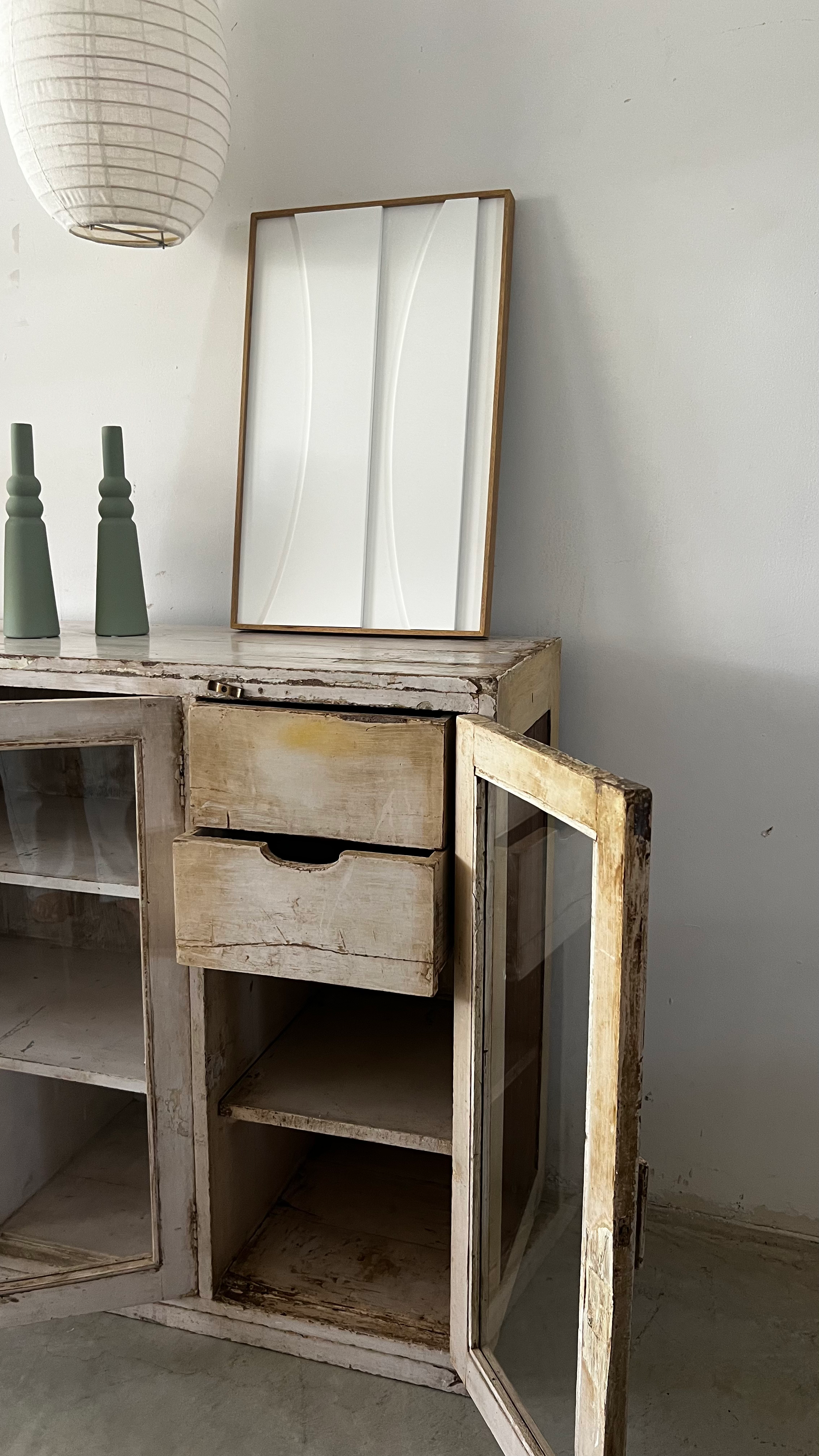 ויטרינה ענתיק לבנה עם מגירות עליוניות