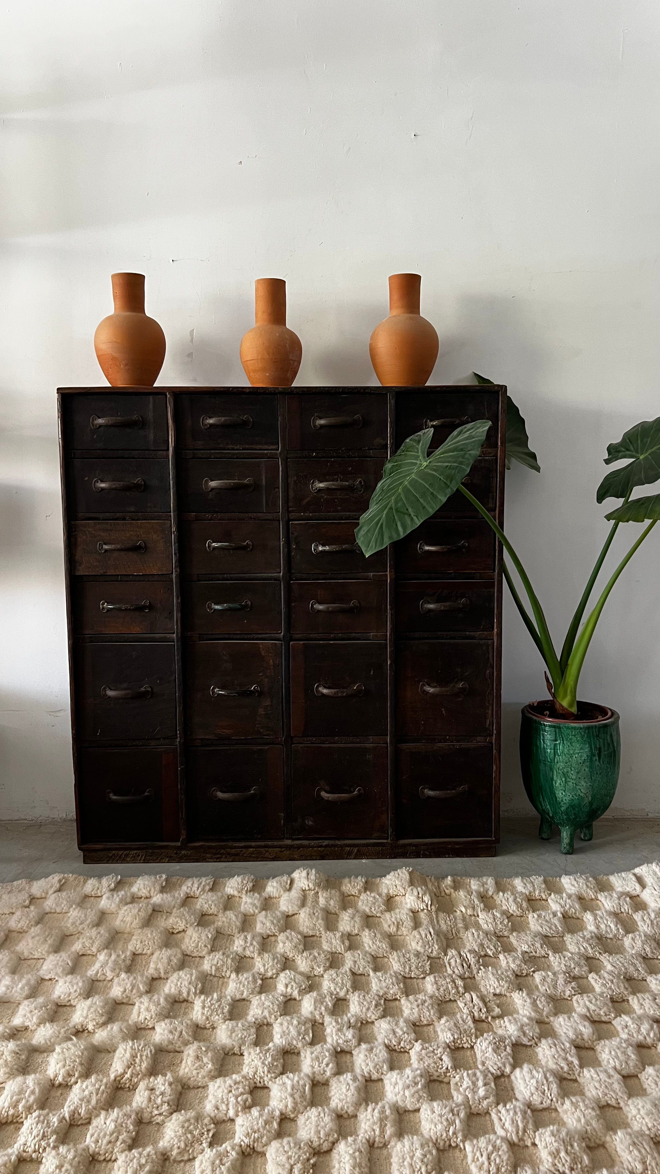 1.20/31  שידת מולטי מגירות ענתיק,יחודית ביופיה