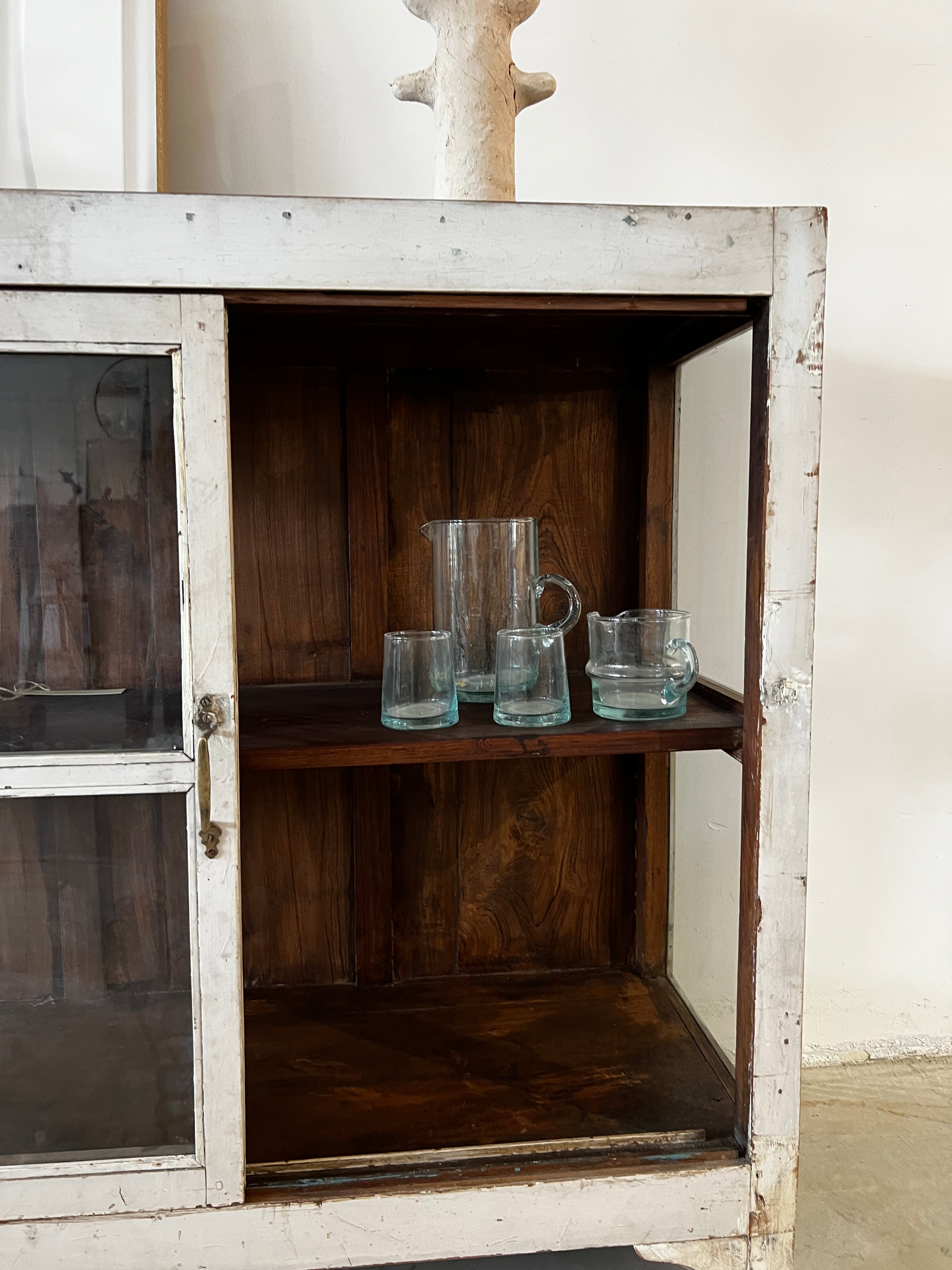 ויטרינה  ענתיק לבנה דלתות הזזה זכוכית