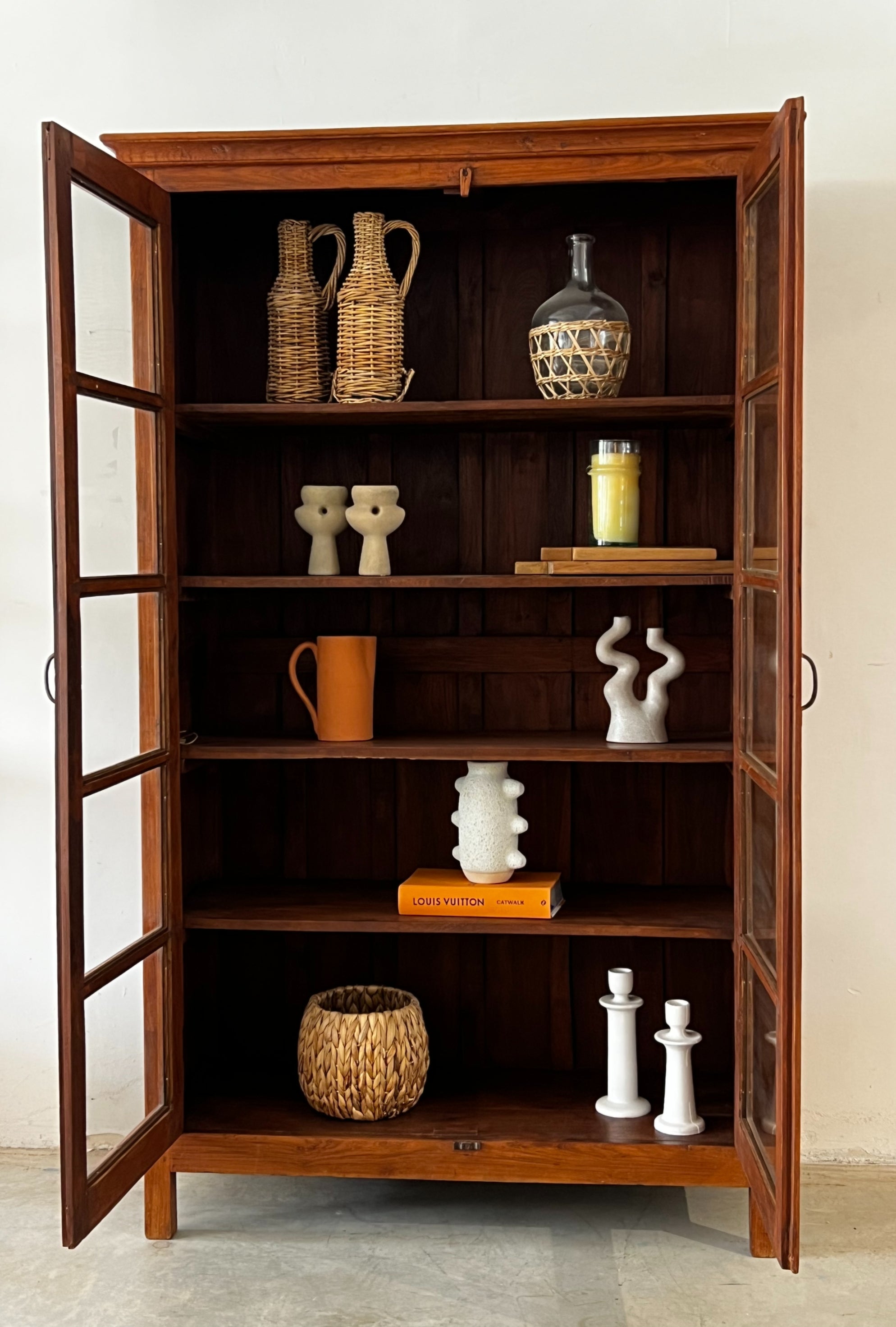 ויטרינת  מדפים עתיקה,שתי דלתות זוכית  חומה