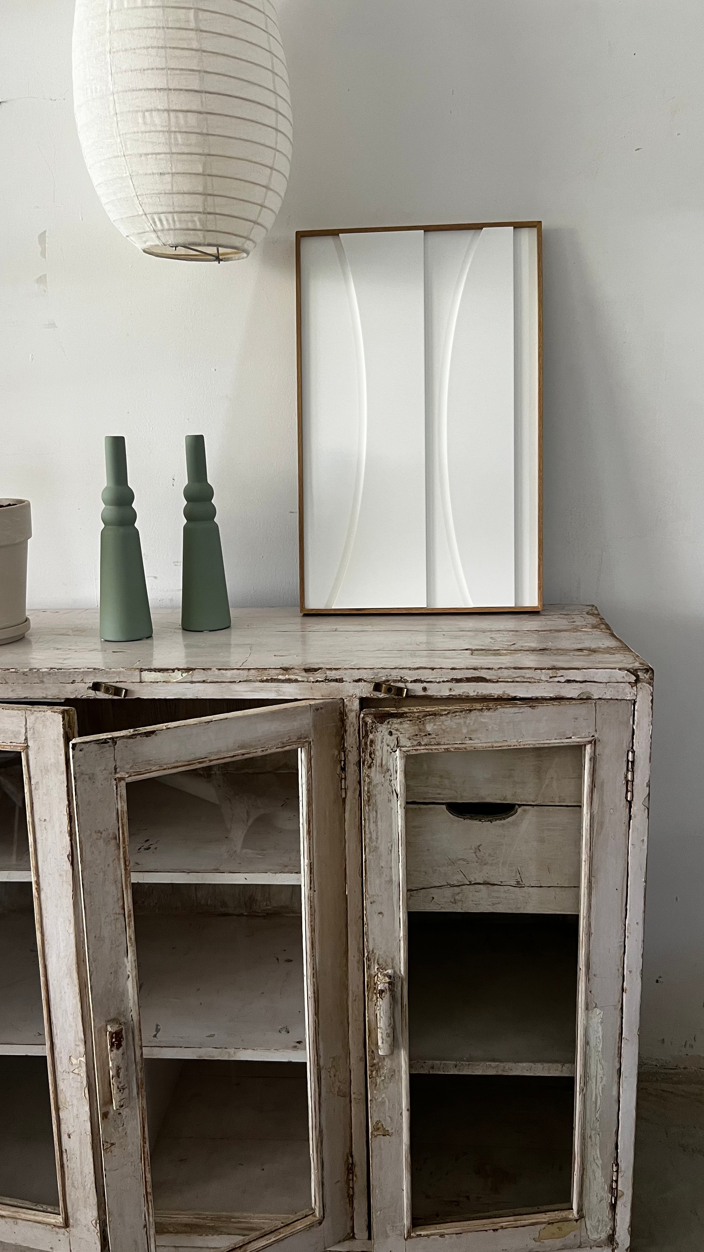 ויטרינה ענתיק לבנה עם מגירות עליוניות