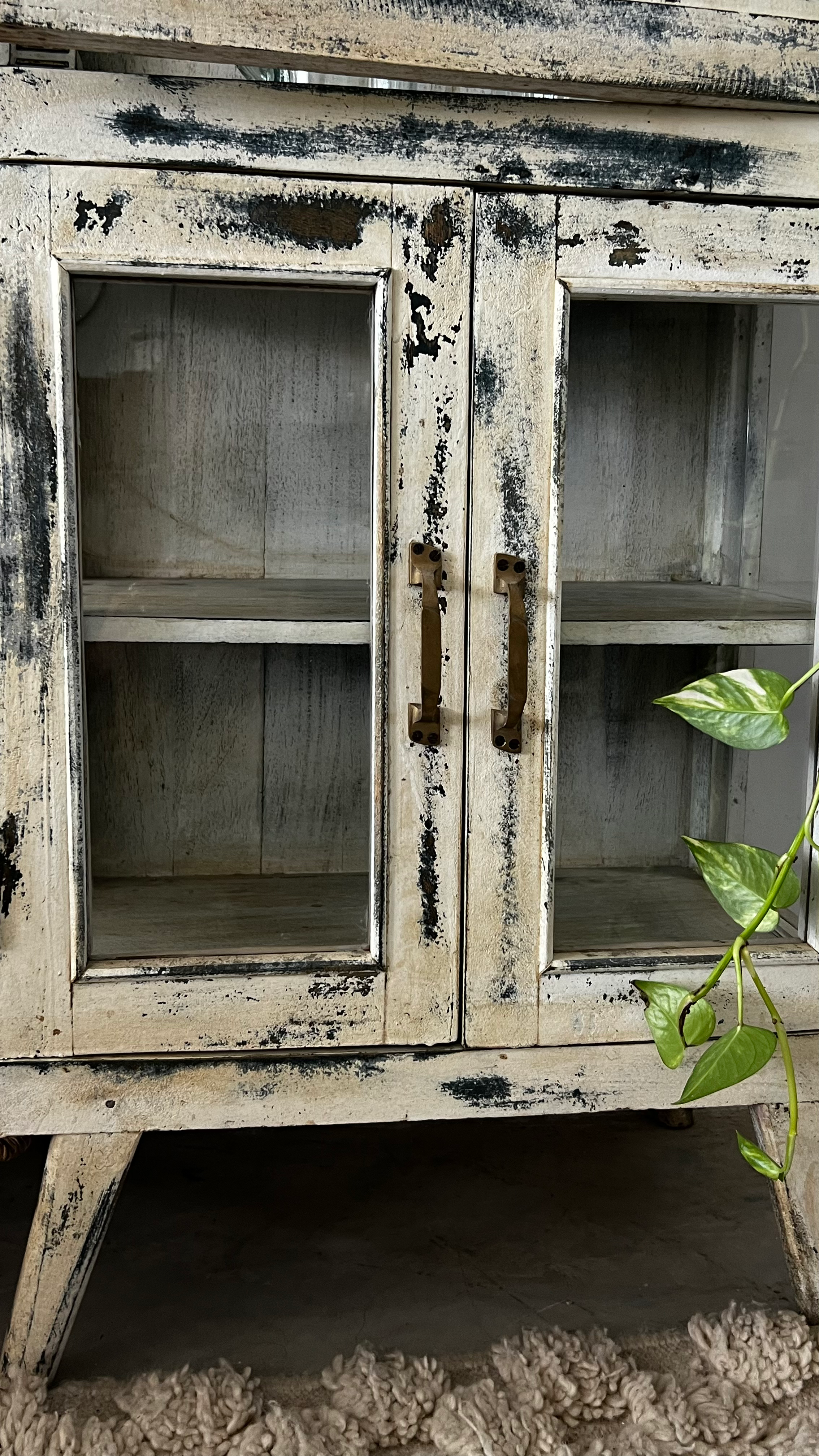 שידת ויטנג' ענתיק לבנה שיופים במבנה יחודי