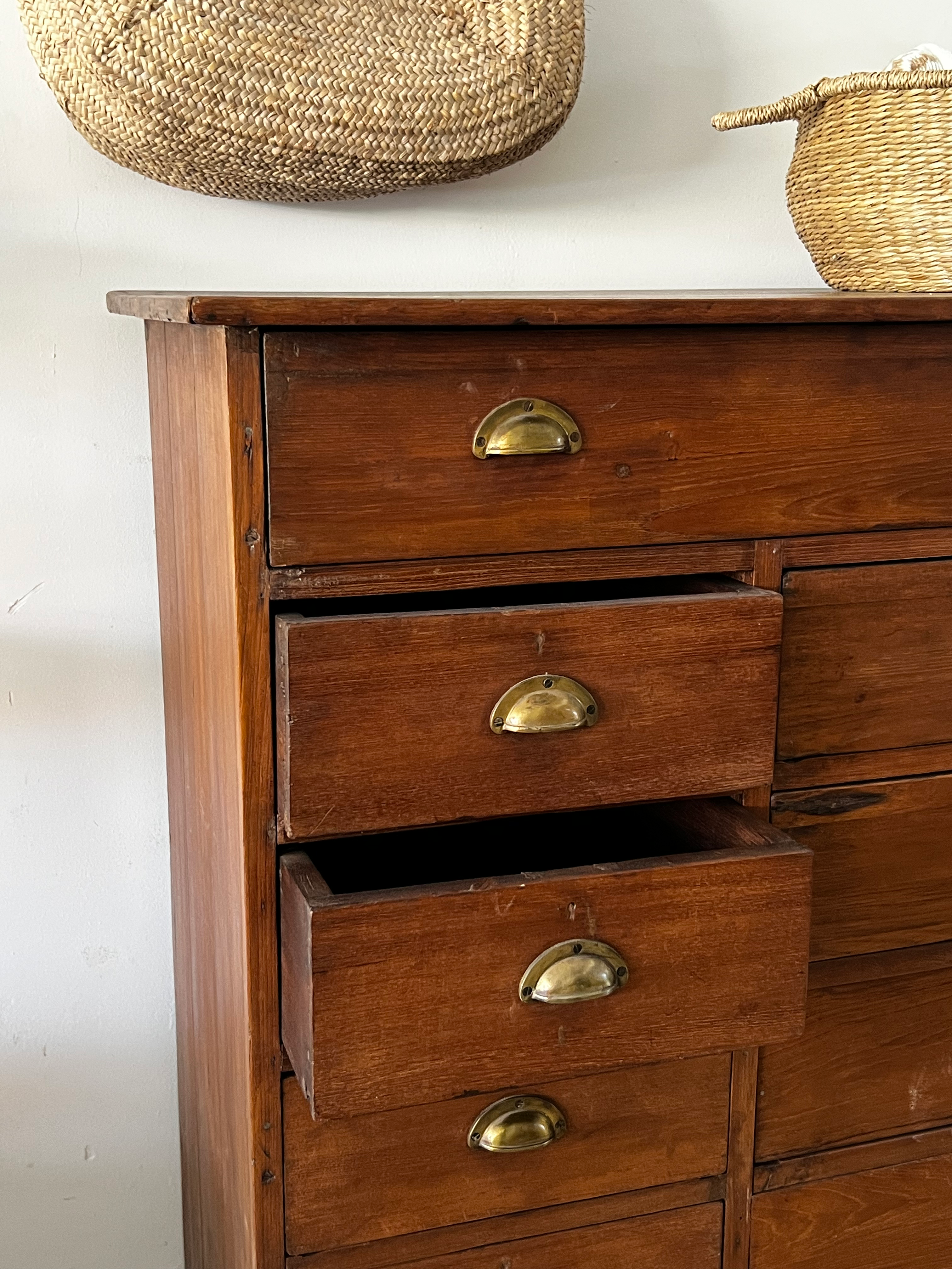 שידת מגירות ענתיק ,ידיות זהב נמאט