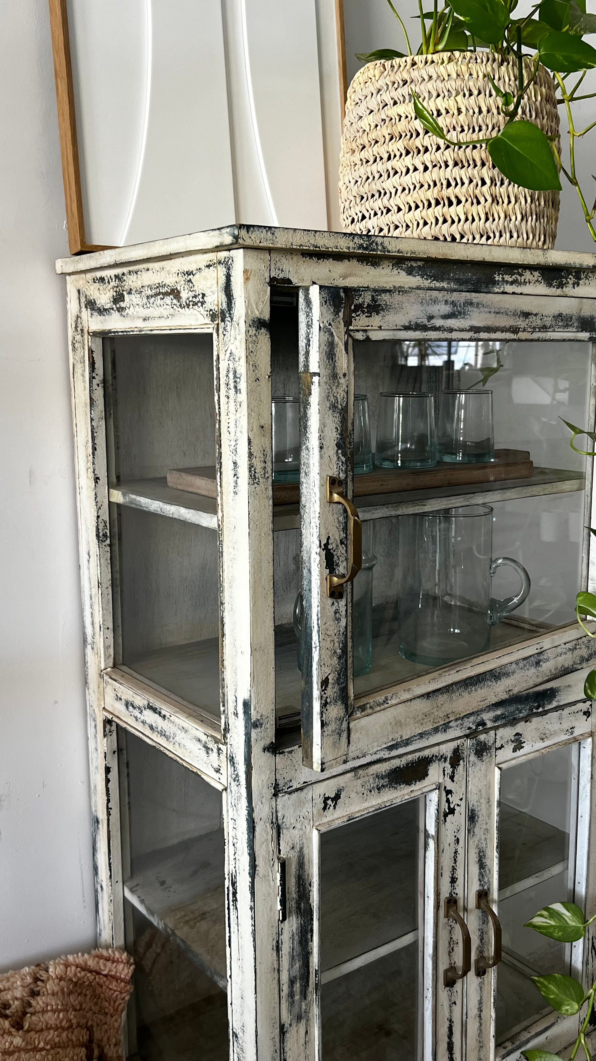 שידת ויטנג' ענתיק לבנה שיופים במבנה יחודי