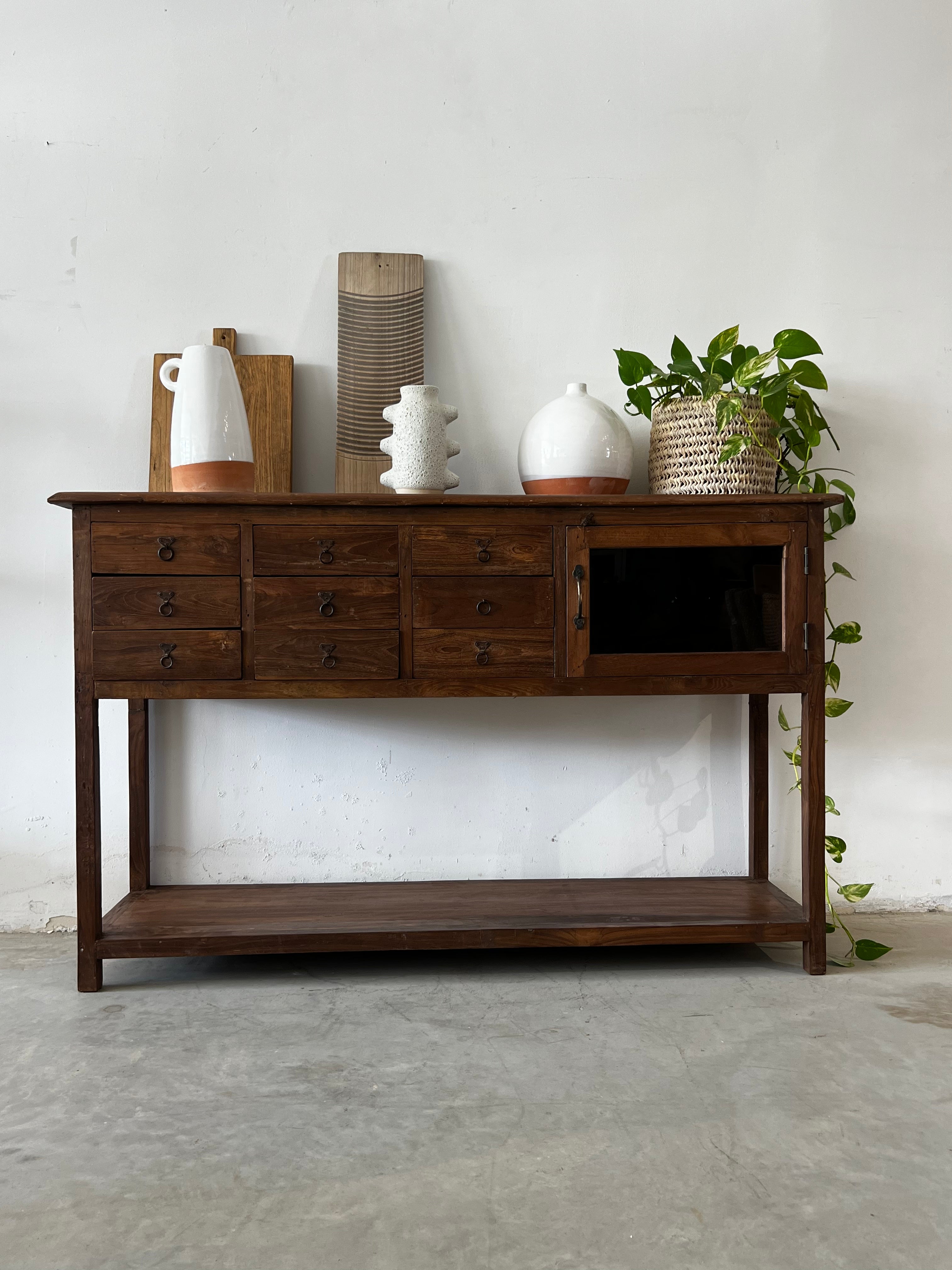 קומודה/קונסולה  עץ מלא וינטג' ענתיקה עם מגירות